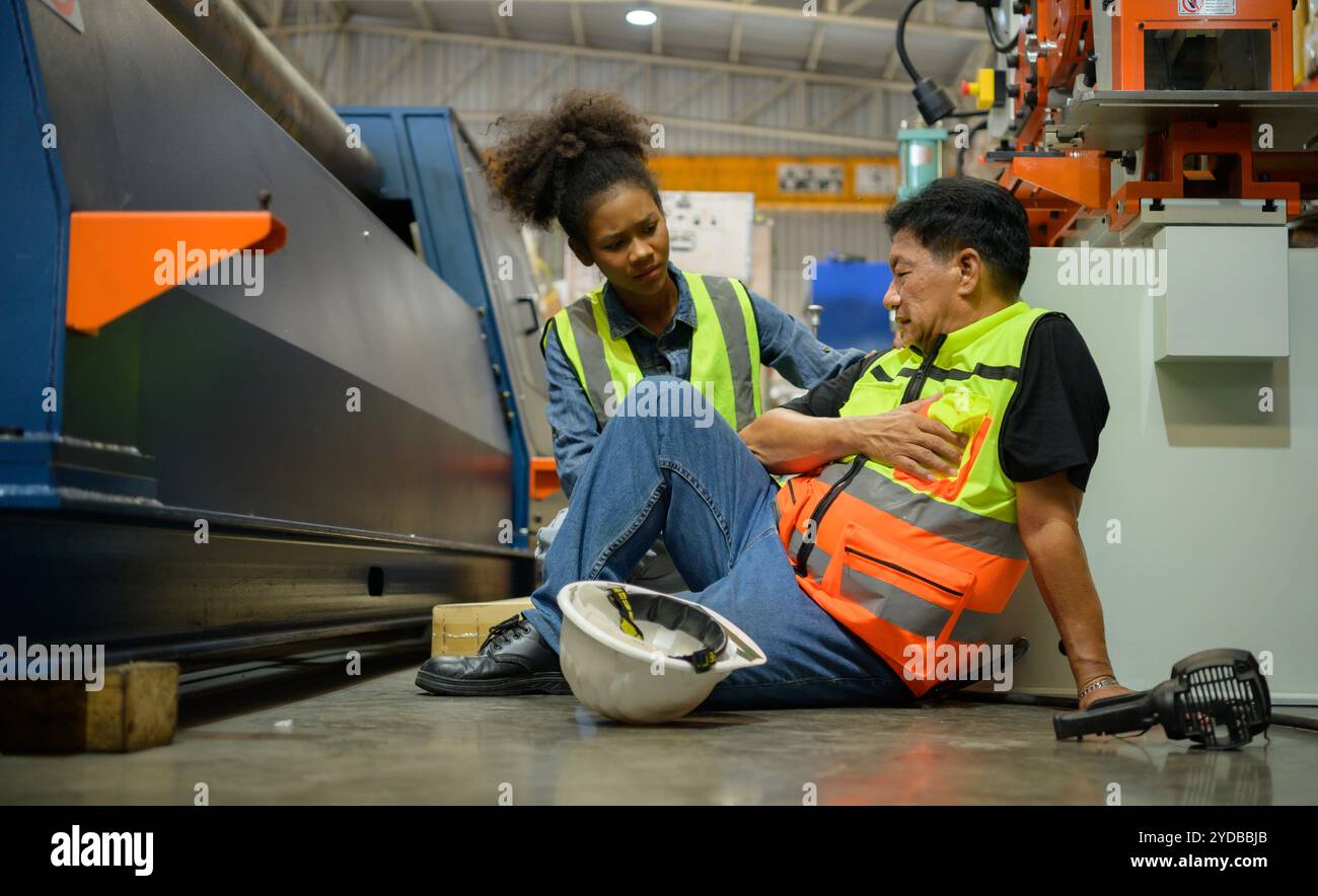 Fabrikarbeiter arbeiten hart, bis die Symptome der angeborenen Krankheit verschlimmern Stockfoto