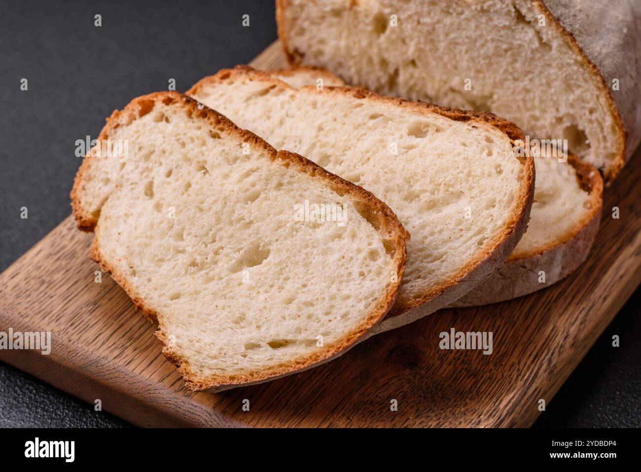 Ein Laib braunes Brot mit Getreidekörnern Stockfoto