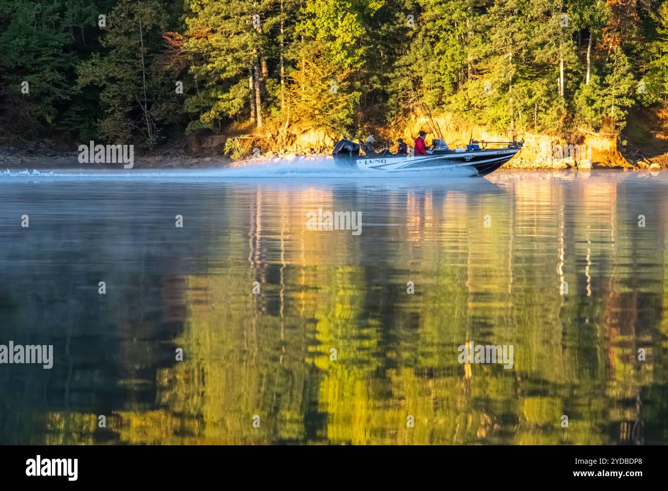 Familienfischboot bei Sonnenaufgang über den Lake Allatoona im Red Top Mountain State Park in Cartersville Georgia. (USA) Stockfoto