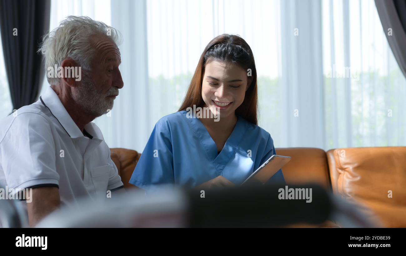 Der Arzt erklärt die Ergebnisse der körperlichen Untersuchung und des Gesundheitsprogramms älteren Patienten mit Symptomen der Depression Stockfoto