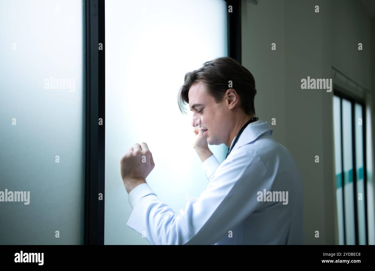 Emotionen, Gefühle der Enttäuschung bei der Behandlung der Patienten des Arztes, die aufgrund von Faktoren scheitern, die schwierig zu c Stockfoto Emotionen, Gefühle der Enttäuschung bei der Behandlung der Patienten des Arztes, die aufgrund von Faktoren scheitern, die schwierig zu c Stockfoto