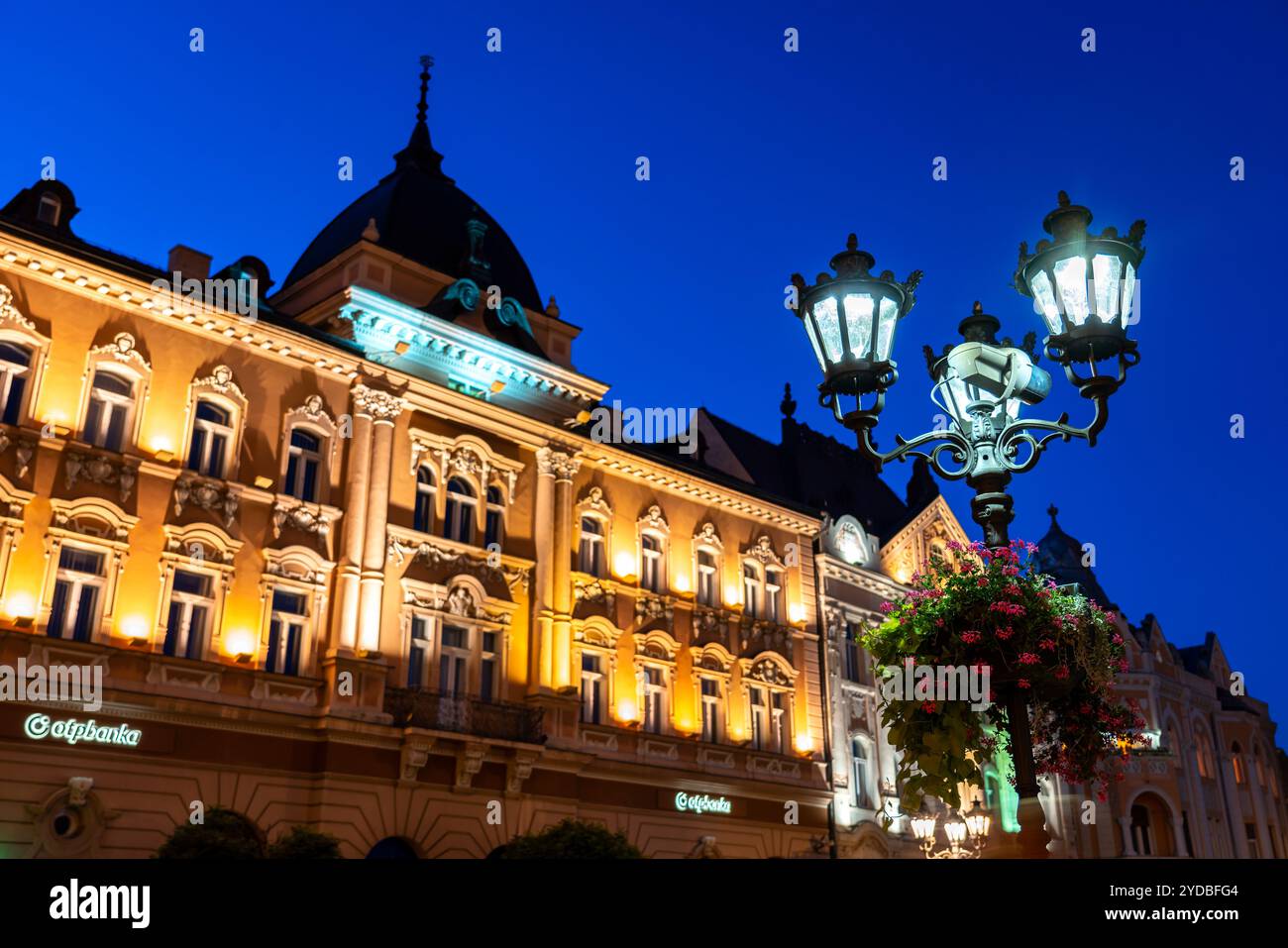 Novi Sad, Serbien - 29. Juni 2024: Der Freiheitsplatz ist der Hauptplatz in Novi Sad, Region Vojvodina in Serbien bei Sonnenaufgang Stockfoto