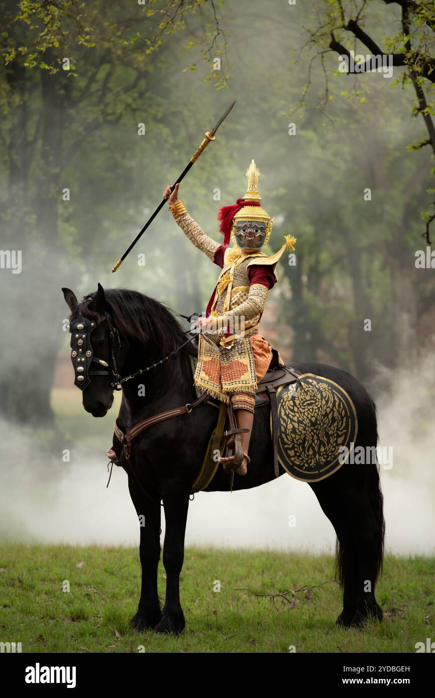 Khon ist ein klassischer thailändischer Tanz in einer Maske in der Ramayana-Literatur, und dies ist eine andere Figur, sein name ist Wirun Chambang und ein Pferd namens Nilphahu. Stockfoto