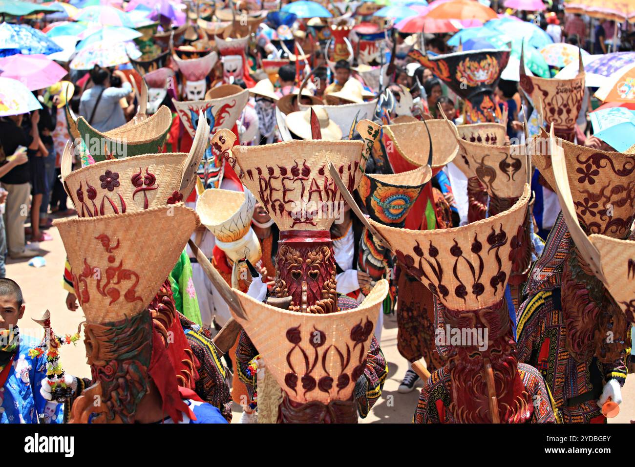 Das Geisterfestival (Phi Ta Khon) ist eine Art maskierter Prozession, die auf buddhistischen Verdiensten gefeiert wird und den Feiertag im thailändischen „Boon Pra Wate“ Loei, Thailand, bekannt macht Stockfoto