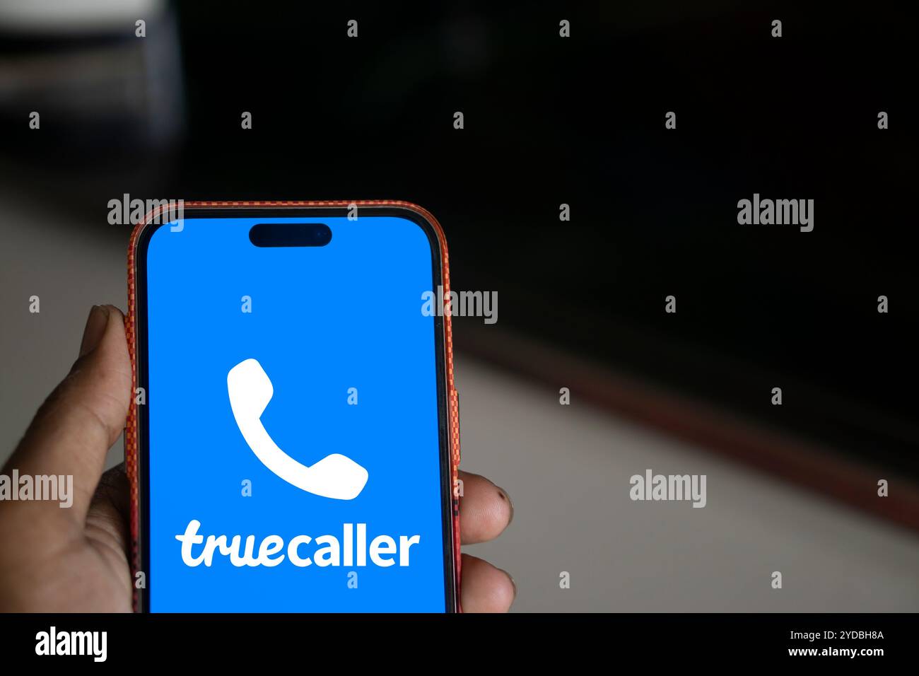 Dhaka, Bangladesch – 25. Juli 2024: Das Truecaller-Logo wird auf dem Smartphone angezeigt. Truecaller ist eine Smartphone-Anwendung mit Funktionen wie Anrufer-ID, CA Stockfoto