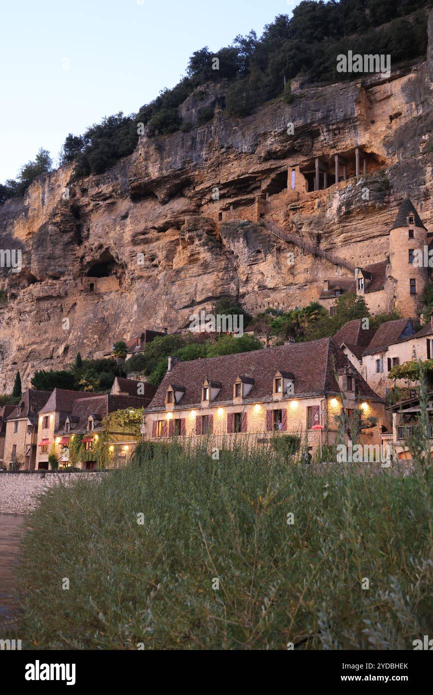 Spätherbsttag im Dorf La Roque-Gageac und am Fluss Dordogne im Périgord Noir. La Roque-Gageac gilt als eines der schönsten Stockfoto