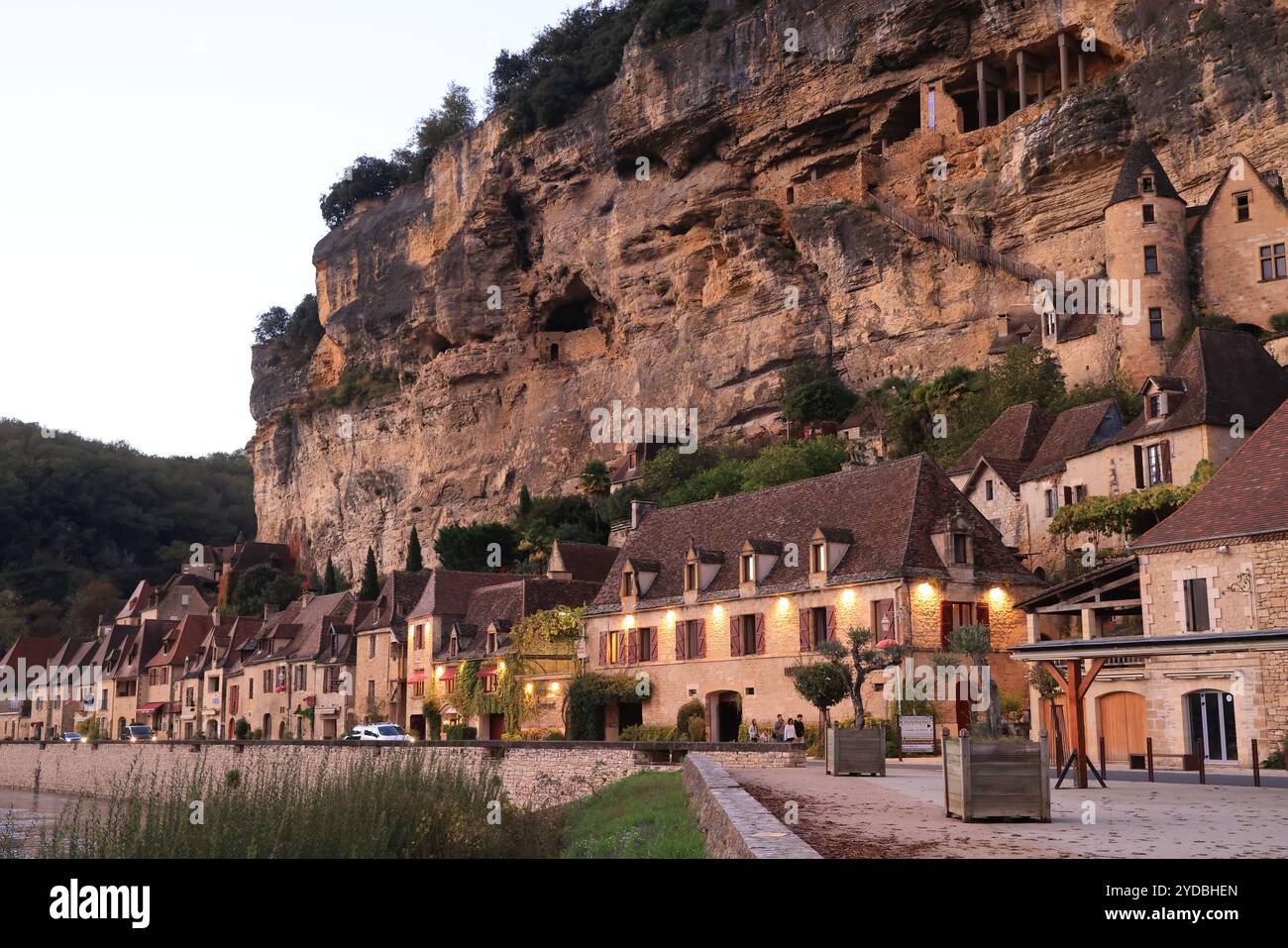 Spätherbsttag im Dorf La Roque-Gageac und am Fluss Dordogne im Périgord Noir. La Roque-Gageac gilt als eines der schönsten Stockfoto