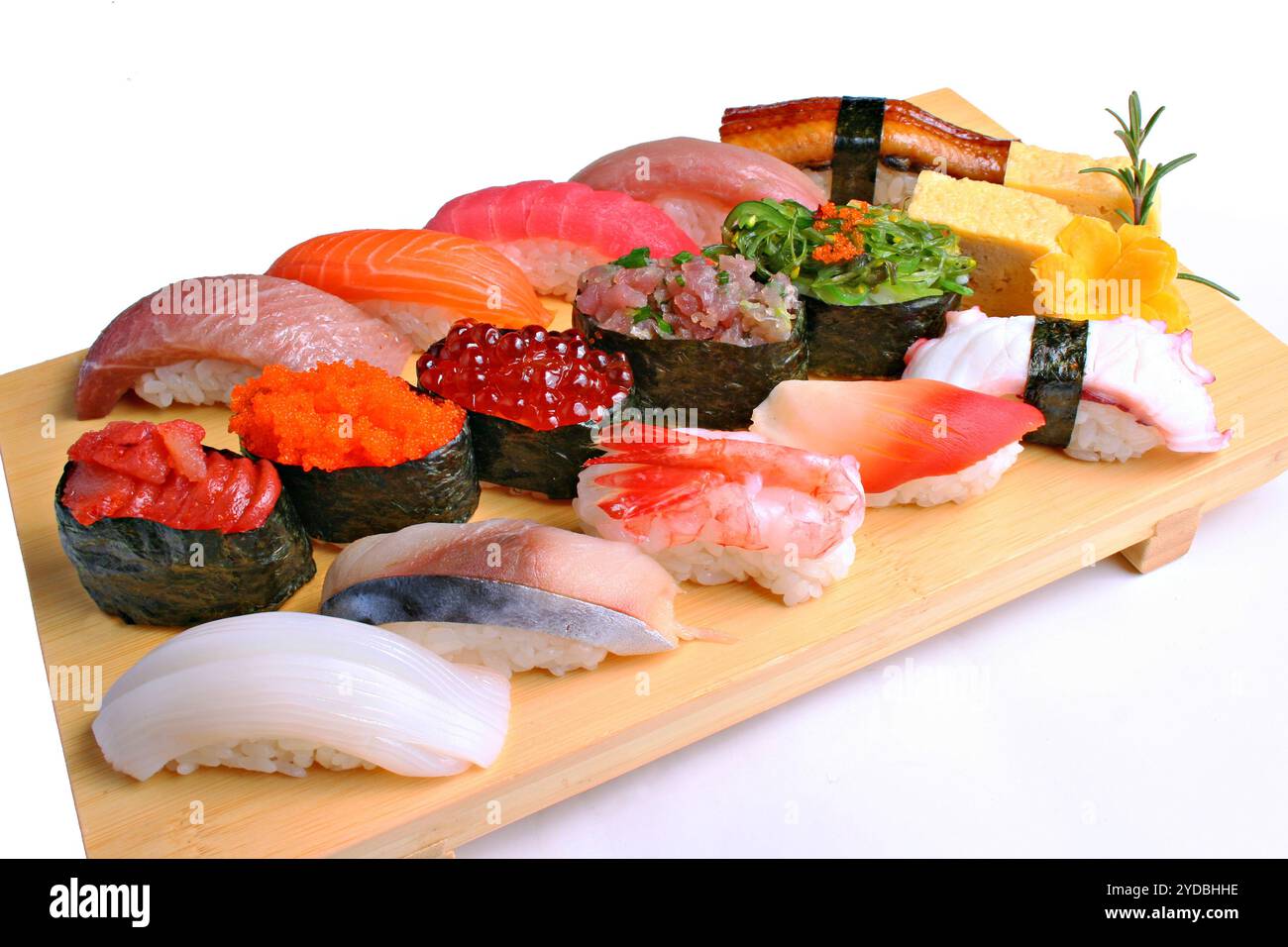 Yuki (Deluxe) importierter Thunfisch, Lachs, Gelbschwanz, süße Garnelen, Oktopus, Makrele, Lachsrogen, Garnelenrogen und Archenschale oder gegrillter Aal Stockfoto