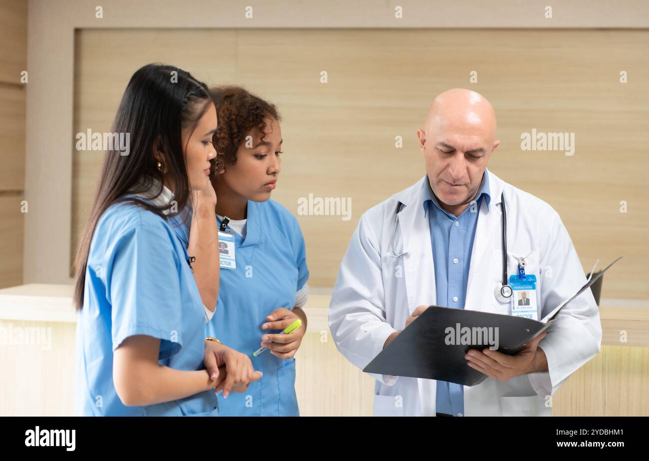 Ein Medizinprofessor berät die praktizierenden Medizinstudenten bei Patientenuntersuchungen Stockfoto