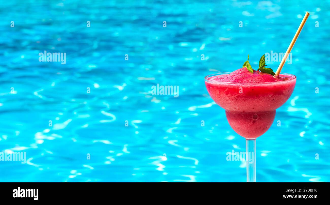 Panorama der erfrischenden Erdbeeren-Daiquiri an einem glitzernden Pool an einem sonnigen Tag mit einem lebhaften Geschmack Stockfoto