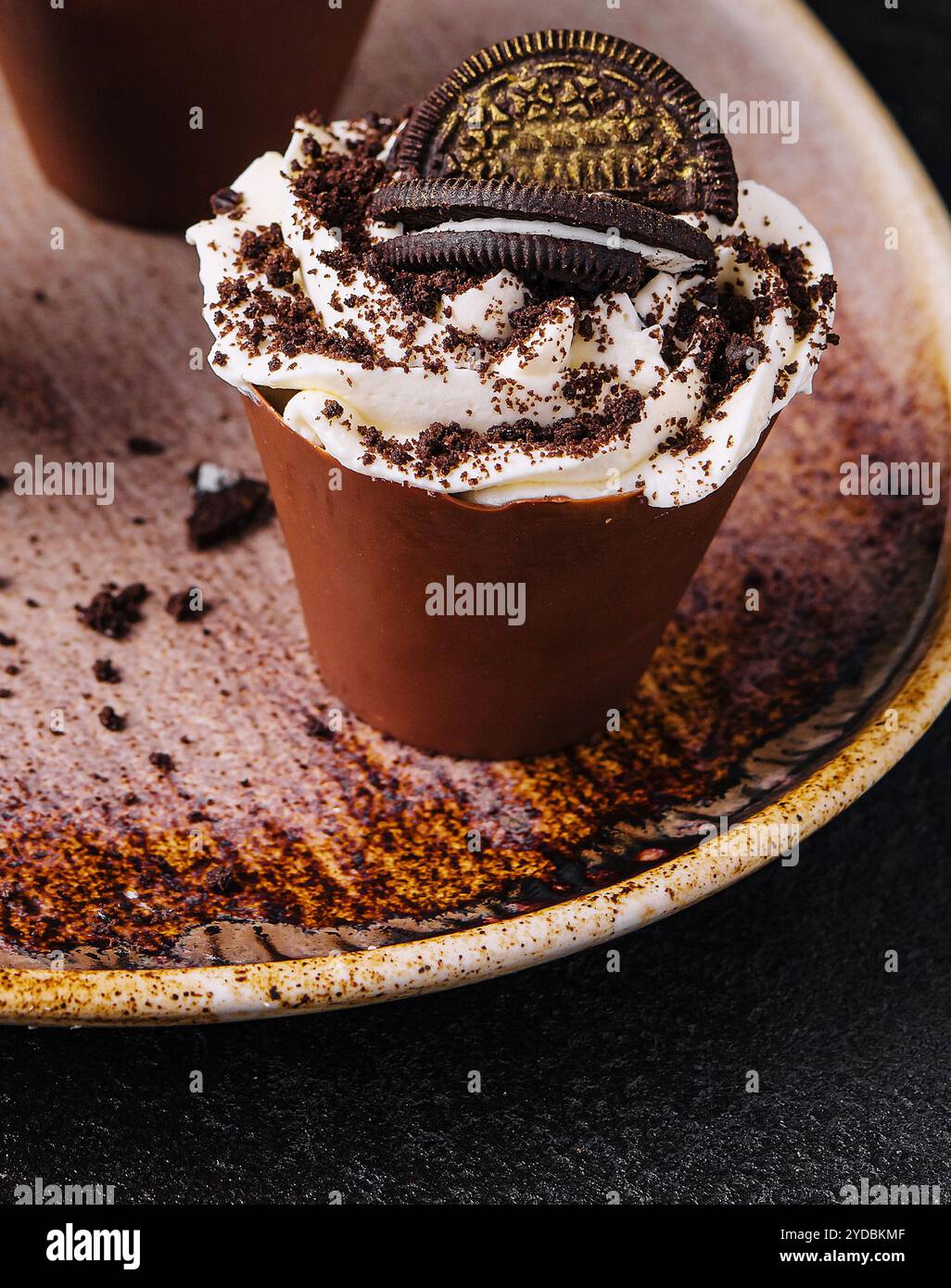 Tiramisu mit Schokoladen-oreo-Keksen auf Teller Stockfoto