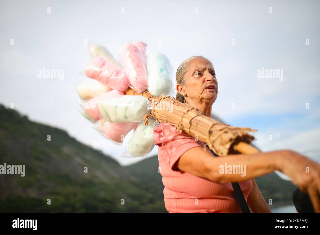 Rio De Janeiro, Brasilien. März 2024. Die 60-jährige Cione Ribeiro ist sich der Risiken bewusst, die sie bei der Arbeit am Strand von Vermelha in Rio de Janeiro eingeht. Jeder hier hat irgendeine Form von Hautkrebs. Ich habe Angst, einen zu bekommen, aber ich muss wirklich arbeiten“, sagt sie. Mit der globalen Erwärmung werden Hitzewellen immer häufiger und beeinträchtigen die Gesundheit der Strandarbeiter, die mit höherer Wahrscheinlichkeit Hautkrebs entwickeln. (Foto: Apolline Guillerot-Malick/SOPA Images/SIPA USA) Credit: SIPA USA/Alamy Live News Stockfoto