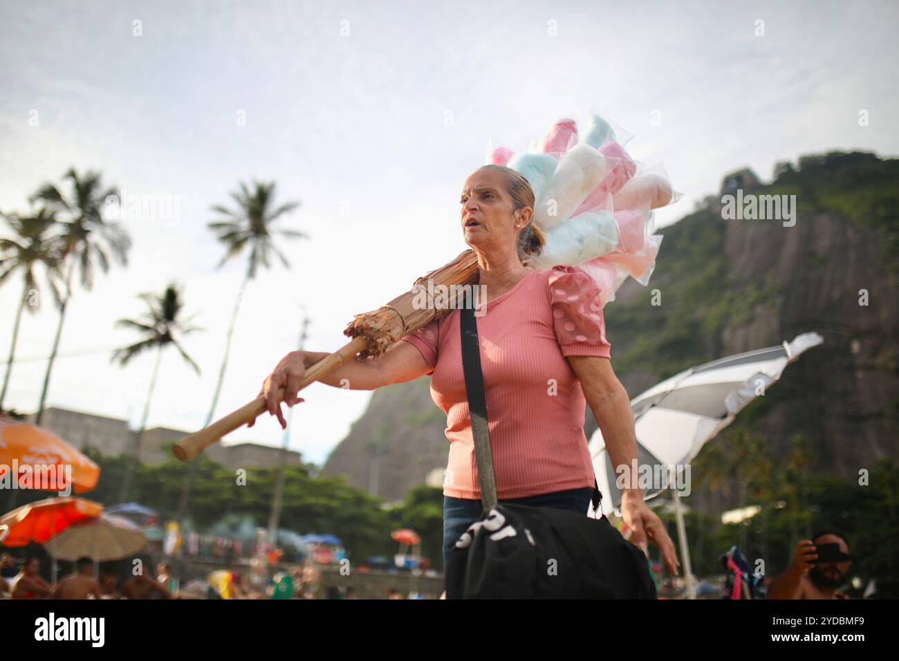 Rio De Janeiro, Brasilien. März 2024. Die 60-jährige Cione Ribeiro ist sich der Risiken bewusst, die sie bei der Arbeit am Strand von Vermelha in Rio de Janeiro eingeht. Jeder hier hat irgendeine Form von Hautkrebs. Ich habe Angst, einen zu bekommen, aber ich muss wirklich arbeiten“, sagt sie. Mit der globalen Erwärmung werden Hitzewellen immer häufiger und beeinträchtigen die Gesundheit der Strandarbeiter, die mit höherer Wahrscheinlichkeit Hautkrebs entwickeln. (Foto: Apolline Guillerot-Malick/SOPA Images/SIPA USA) Credit: SIPA USA/Alamy Live News Stockfoto