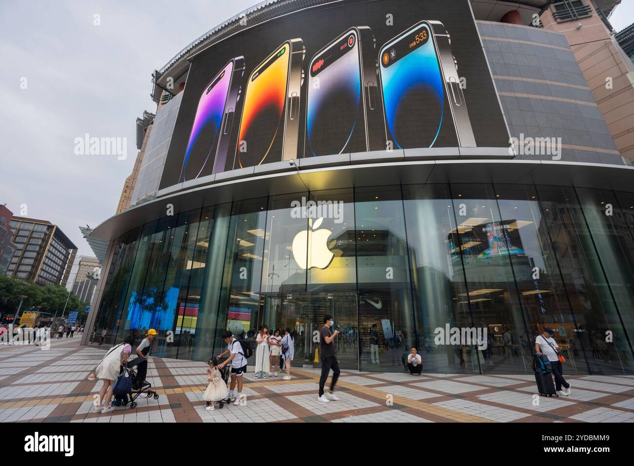 Vorderansicht des Apple Wangfujing Stores in Peking, China, am Freitag, 21. Juli 2023. Stockfoto