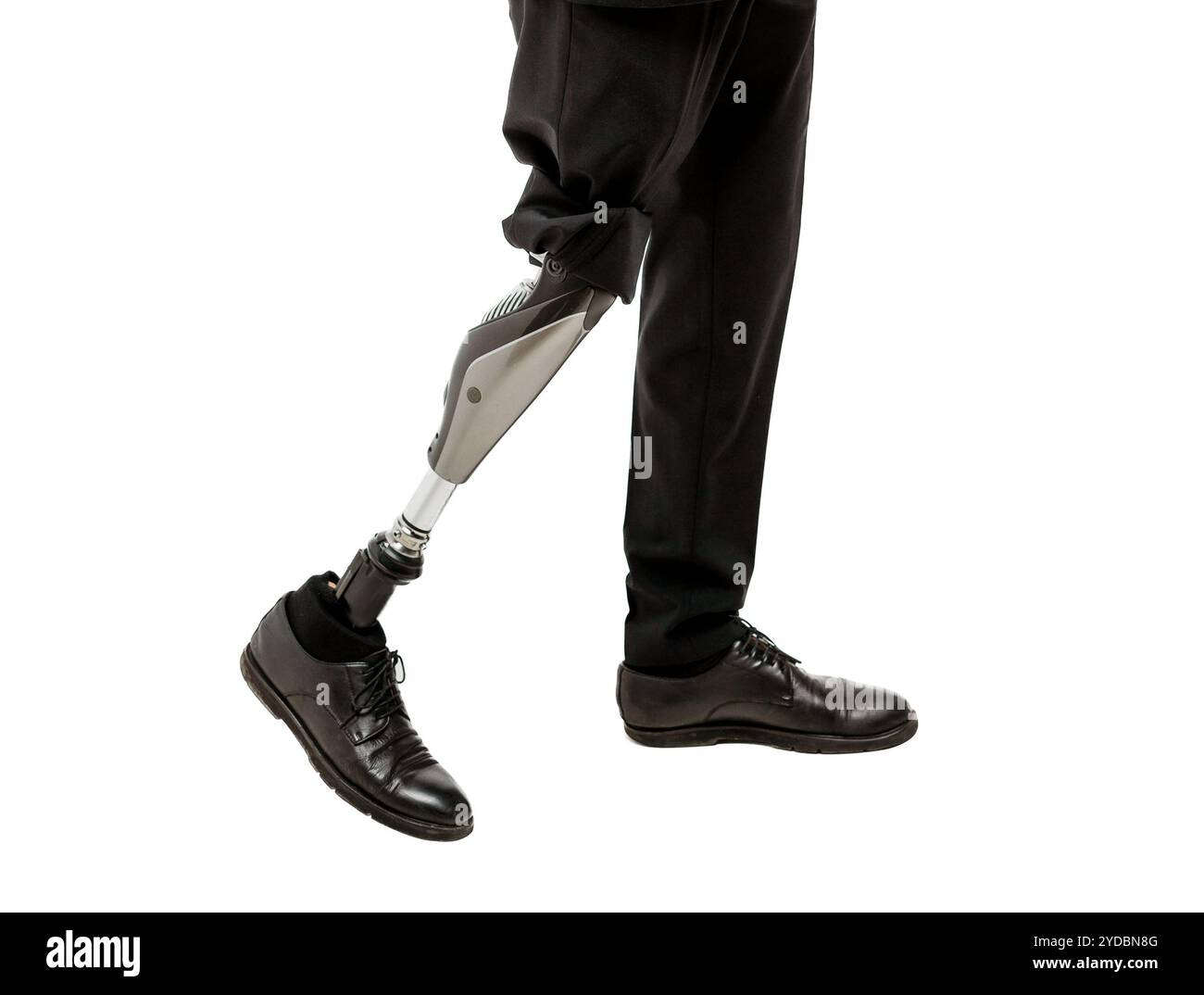 3/4-Ansicht des behinderten Mannes mit prothetischem Bein, isoliert auf weißem Hintergrund Stockfoto
