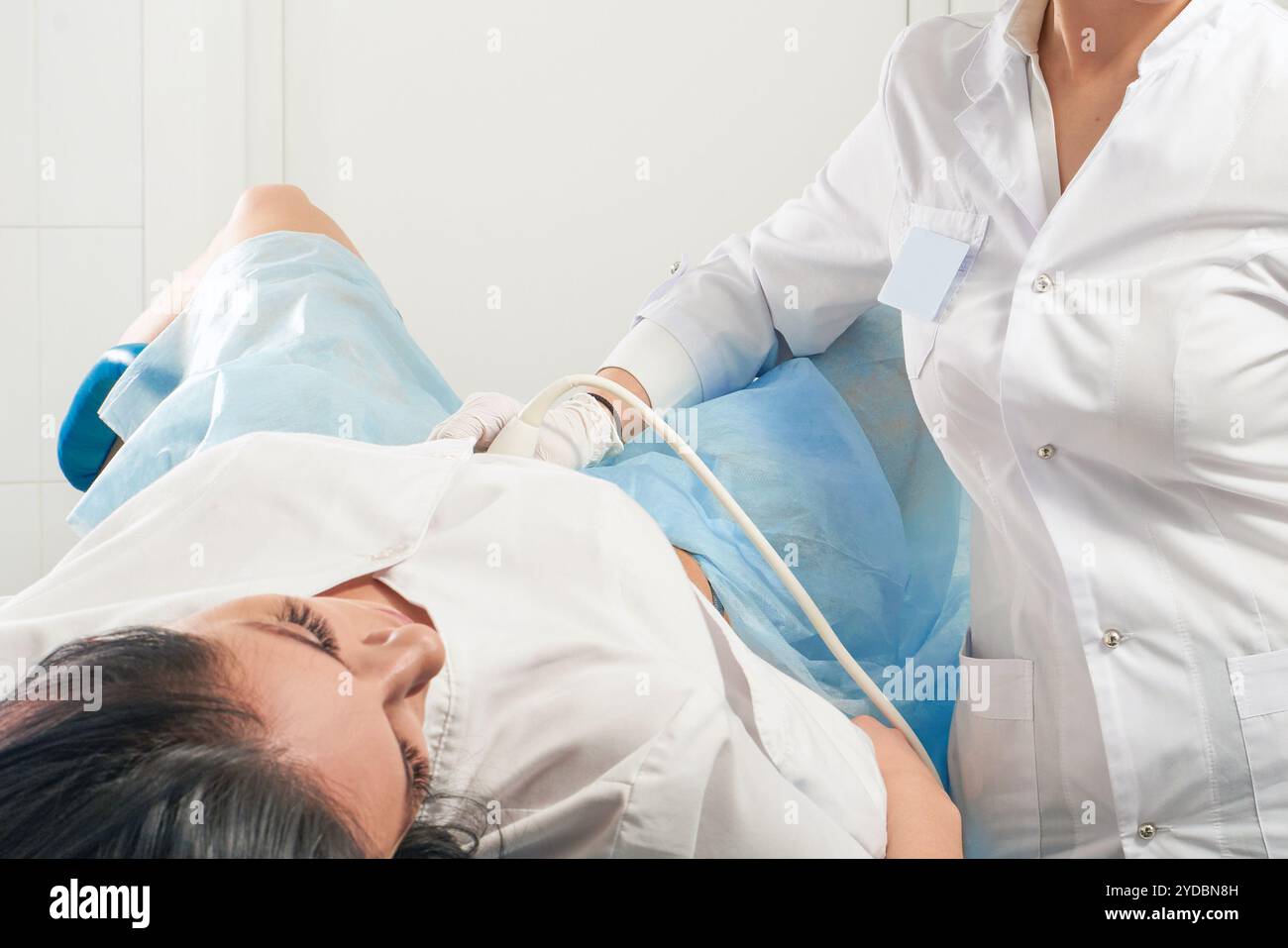 Gynäkologe untersucht schwangere Frauen mit Ultraschall Stockfoto