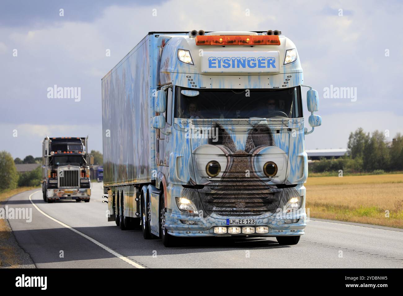 Luopajarvi, Finnland. 8. August 2019. Spedition Eisinger DAF XF 106 510 Eiszeit und Anhänger im Lkw-Konvoi zur Power Truck Show 2019 Stockfoto