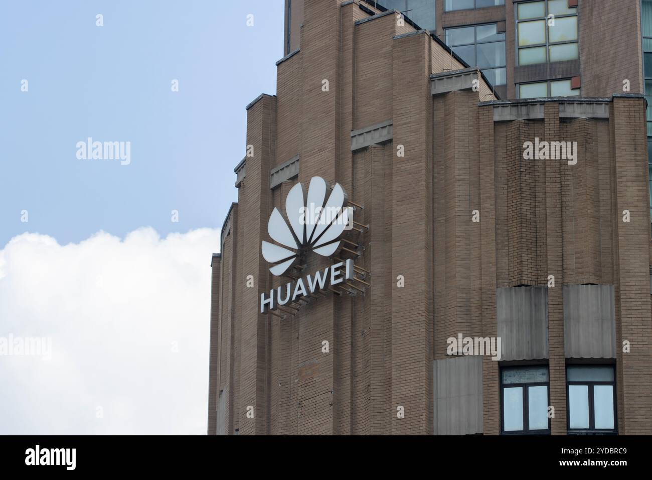 Das Logo des chinesischen Tech-Riesen Huawei befindet sich auf dem historischen Nanjing-Gebäude an der Nanjing East Road in Shanghai, in dem sich sein größter Flagship-Store befindet. Stockfoto
