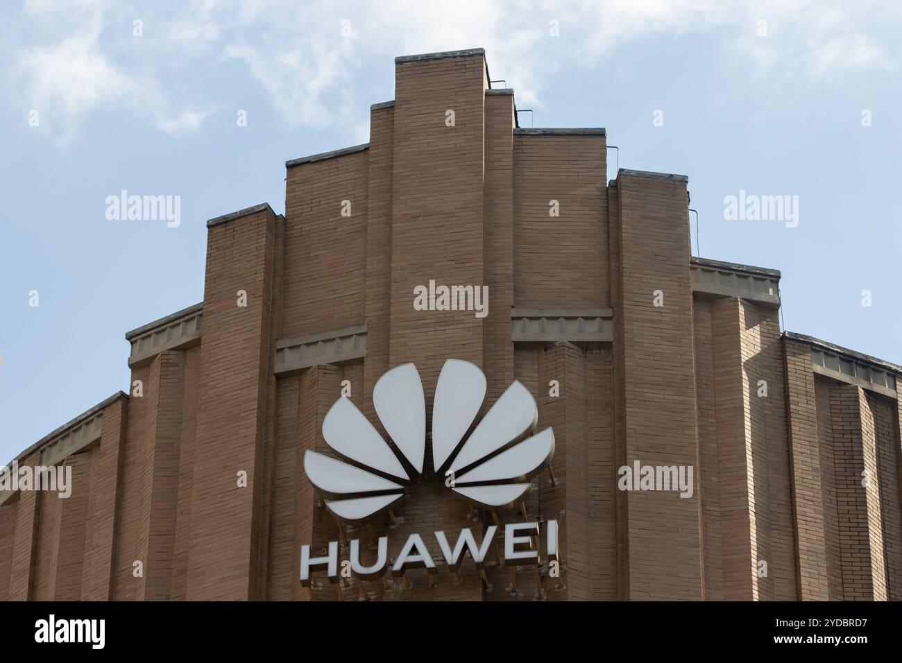 Das Logo des chinesischen Tech-Riesen Huawei befindet sich auf dem historischen Nanjing-Gebäude an der Nanjing East Road in Shanghai, in dem sich sein größter Flagship-Store befindet. Stockfoto
