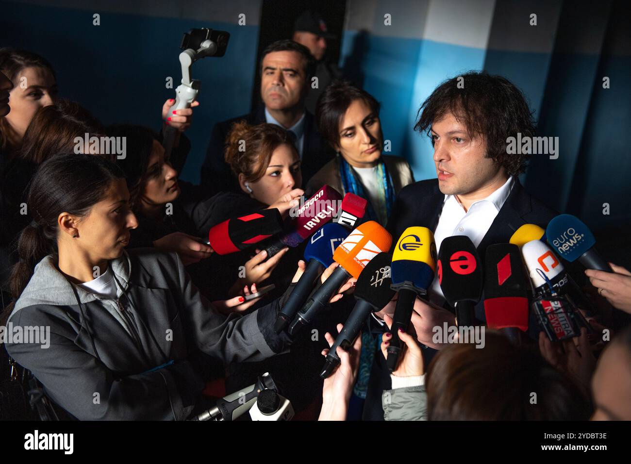 26. Oktober 2024, Tiflis, Georgien. Der georgische Premierminister Irakli Kobakhidse spricht mit den Medien, nachdem er am Samstagmorgen seine Stimme abgegeben hat. Quelle: Jay Kogler/Alamy Live News Stockfoto