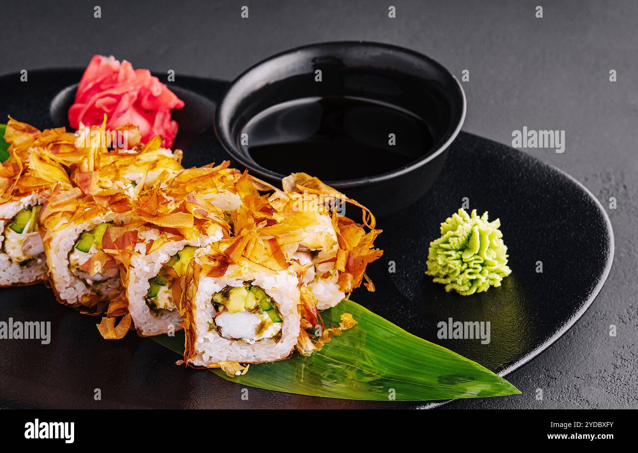 Japanisches Sushi rollt auf einem schwarzen Teller Stockfoto