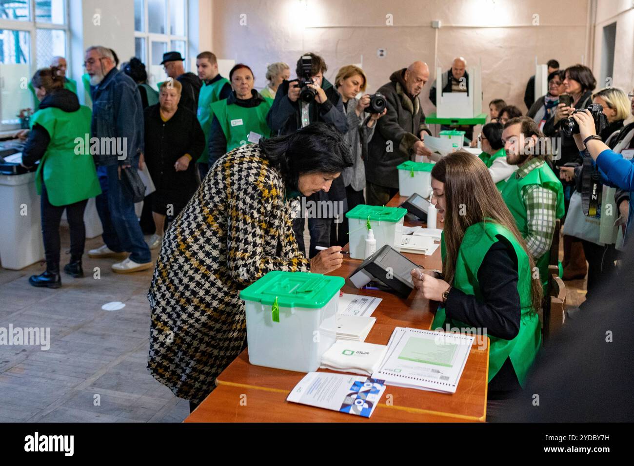 Tiflis, Georgien. Oktober 2024. Während der Vorbereitung auf die Wahl interagiert Präsident Zourabichvili mit Wahlhelfern, die von mehreren Bürgern und Medienmitgliedern beobachtet werden, die den Moment festhalten. (VX Photo/Vudi Xhymshiti) Credit: VX Pictures/Alamy Live News Stockfoto