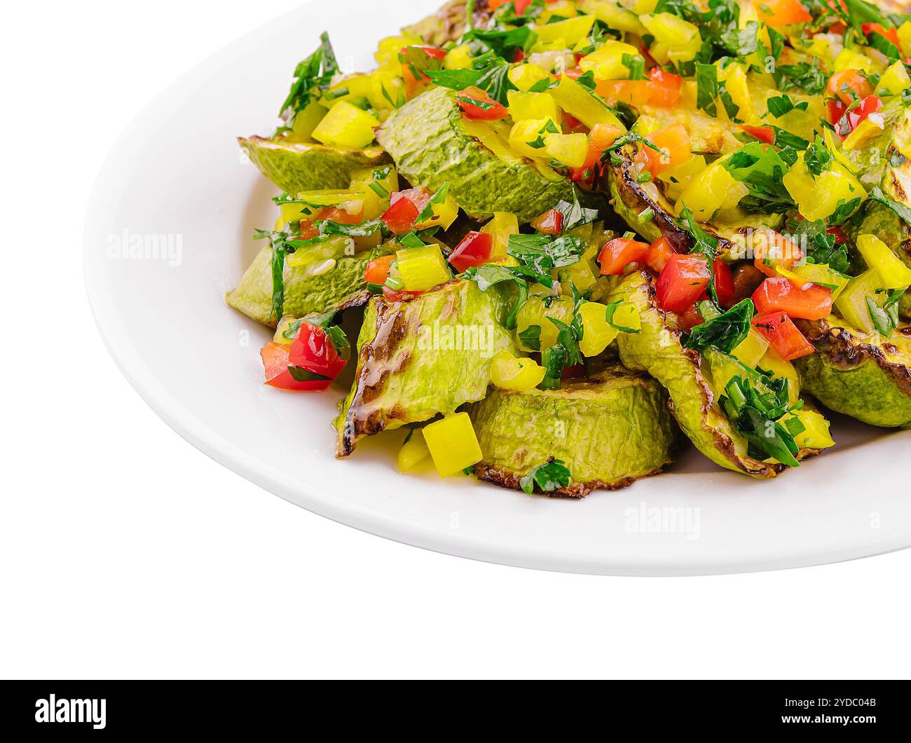 Gebratene Zucchini mit gehacktem Pfeffer auf Teller Stockfoto