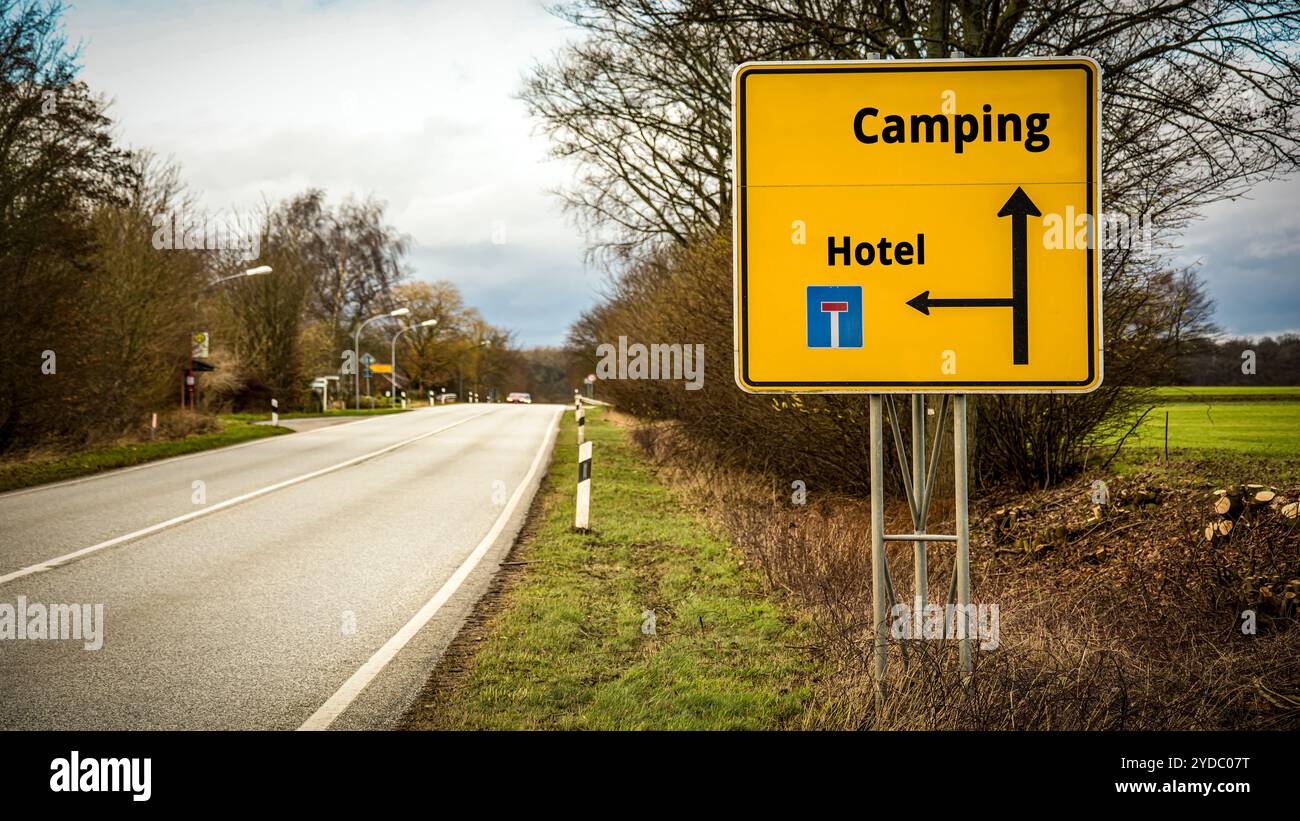Wegweiser direkt zum Camping versus Hotel - Bildmontage Stockfoto