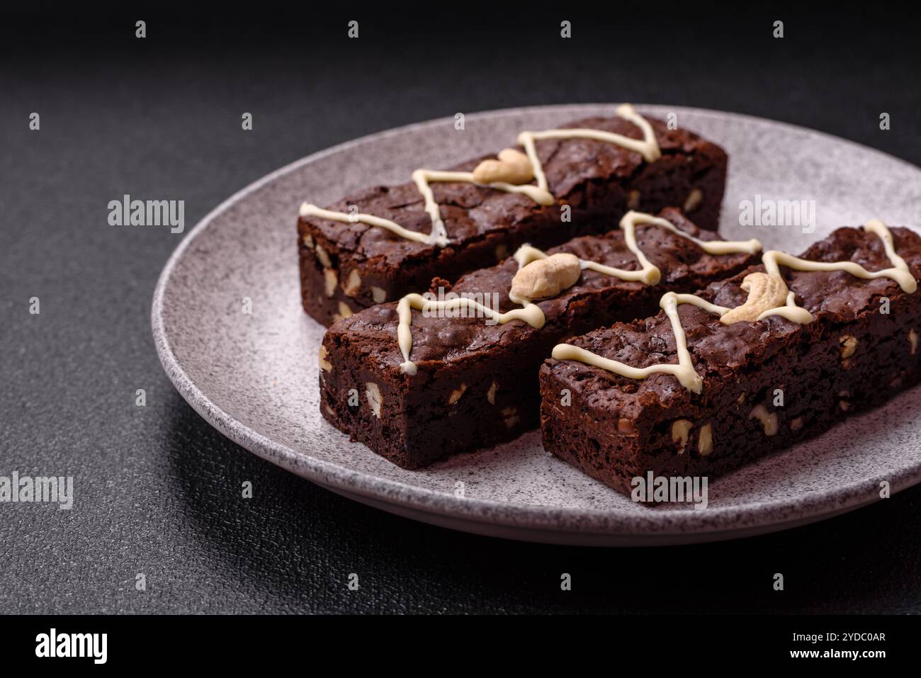 Köstliche süße Brownies mit Schokolade und Nüssen Stockfoto