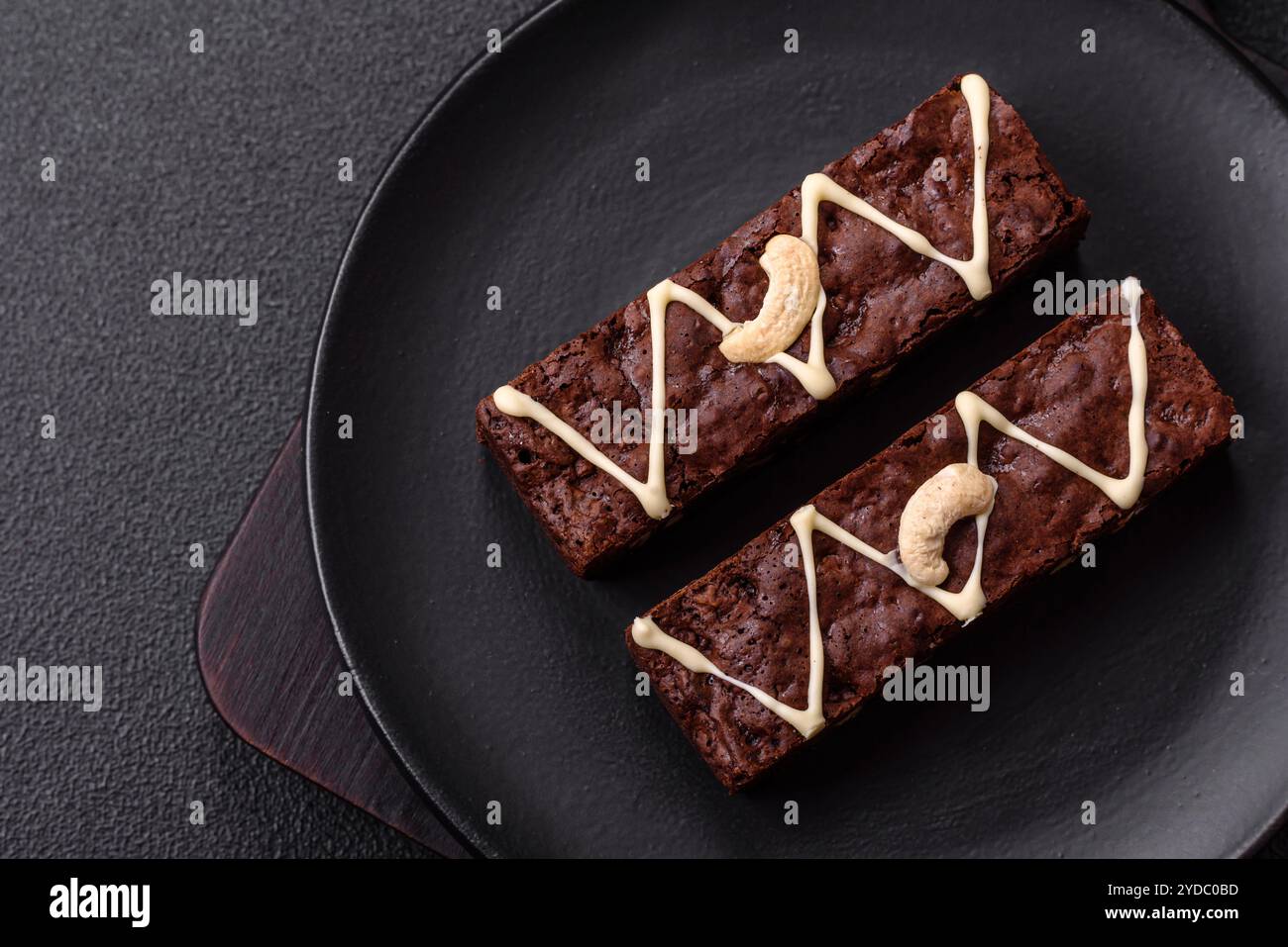 Köstliche süße Brownies mit Schokolade und Nüssen Stockfoto