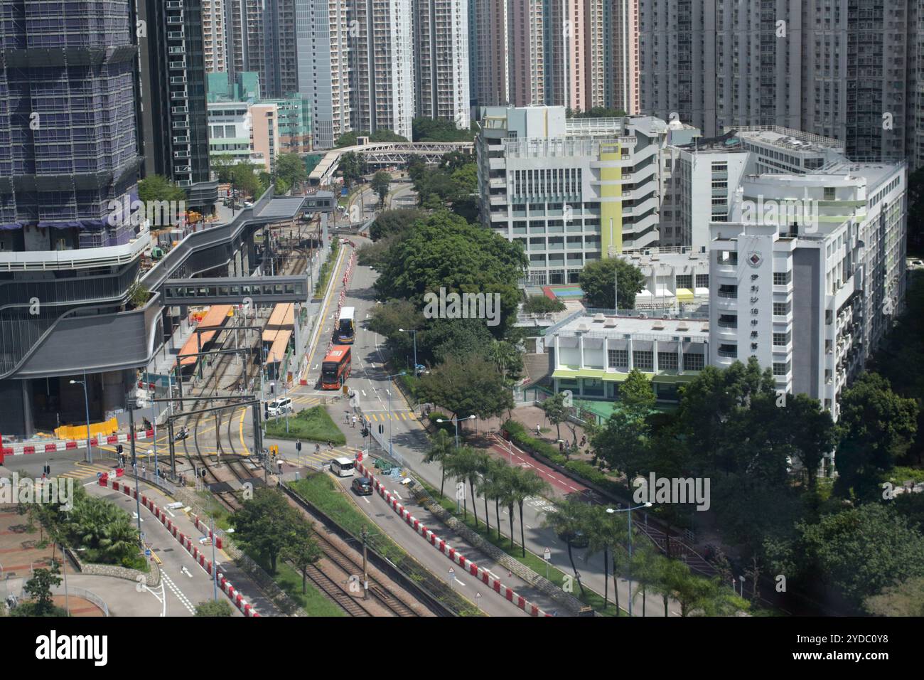 Blick auf die Stadtbahnen im Zentrum von Tin Shui Wai New Town, New Territories, Hongkong, China August 2024 Stockfoto