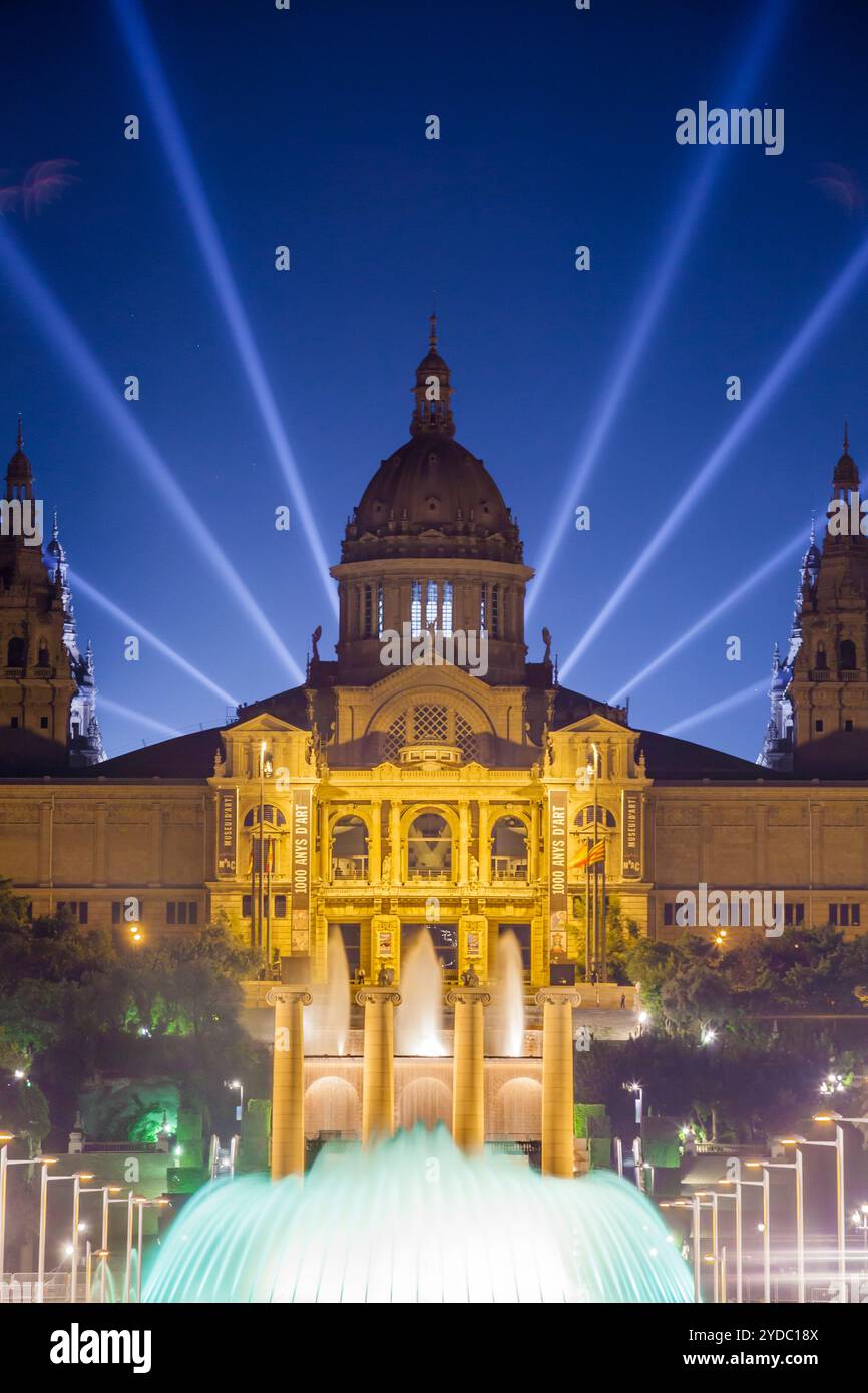 Nationalpalast und magischer Brunnen - Font Màgica - von Montjuic, Barcelona, Spanien Stockfoto