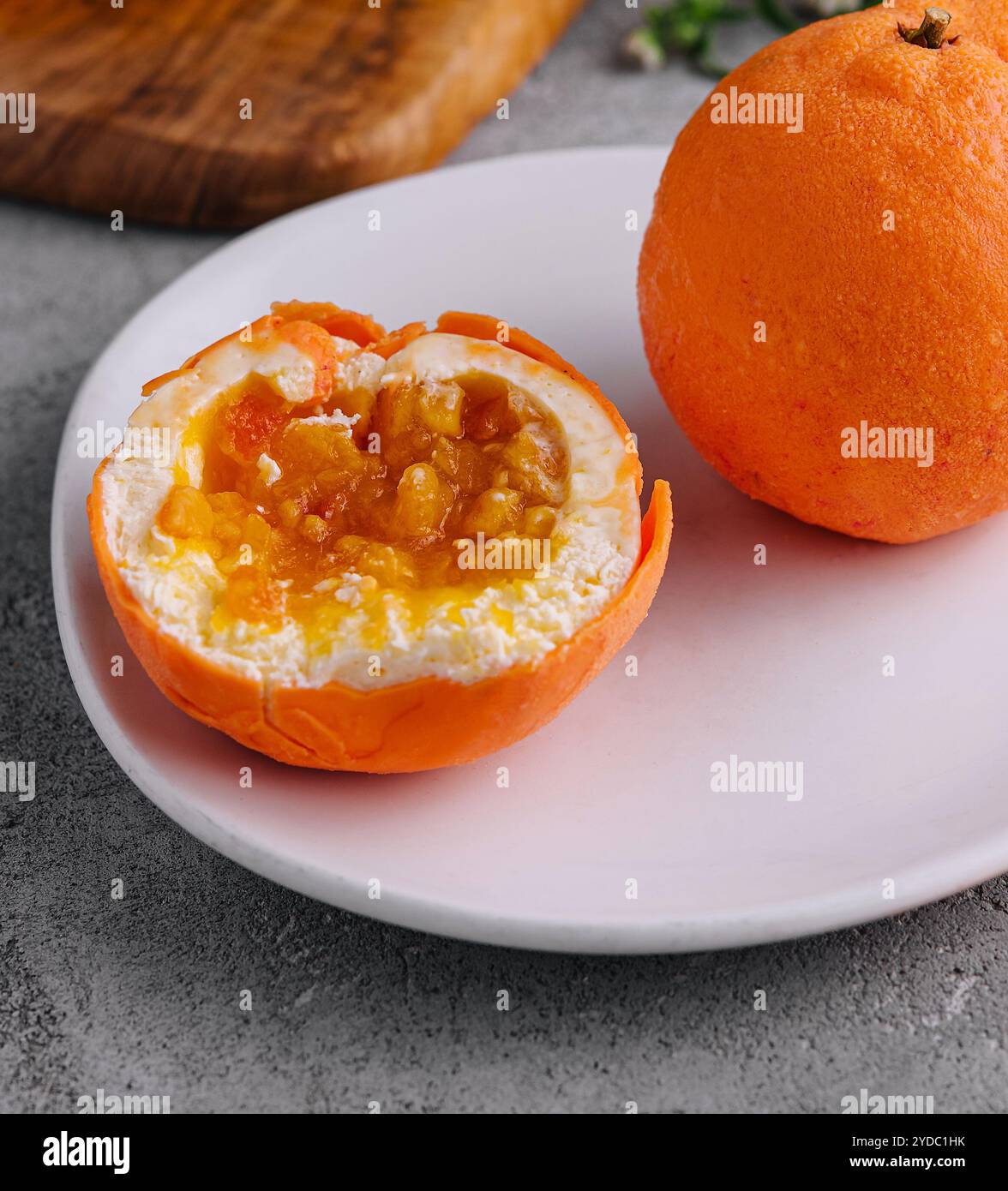 Mousse-Kuchen in Form von Zitrusmandarine Stockfoto