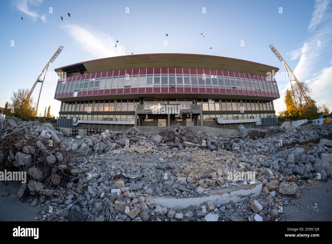 Die Abrissarbeiten an der Haupttribüne am Stadion im Friedrich-Ludwig-Jahn-Sportpark in Berlin-Prenzlauer Berg gehen weiter. Trotz Widerstand von Architekten und Anwohnern, beschloss der Berliner Senat den Abriss des Stadions und einen Neubau. / Die Abbrucharbeiten am Haupttribüne des Stadions im Friedrich-Ludwig-Jahn-Sportpark in Berlin-Prenzlauer Berg werden fortgesetzt. Trotz Widerstand von Architekten und Anwohnern beschloss der Berliner Senat, das Stadion abzureißen und ein neues zu bauen. Friedrich-Ludwig-Jahn-Sportpark - Abrissarbeiten *** Abbrucharbeiten am Haupttribüne im Stadion Friedri Stockfoto