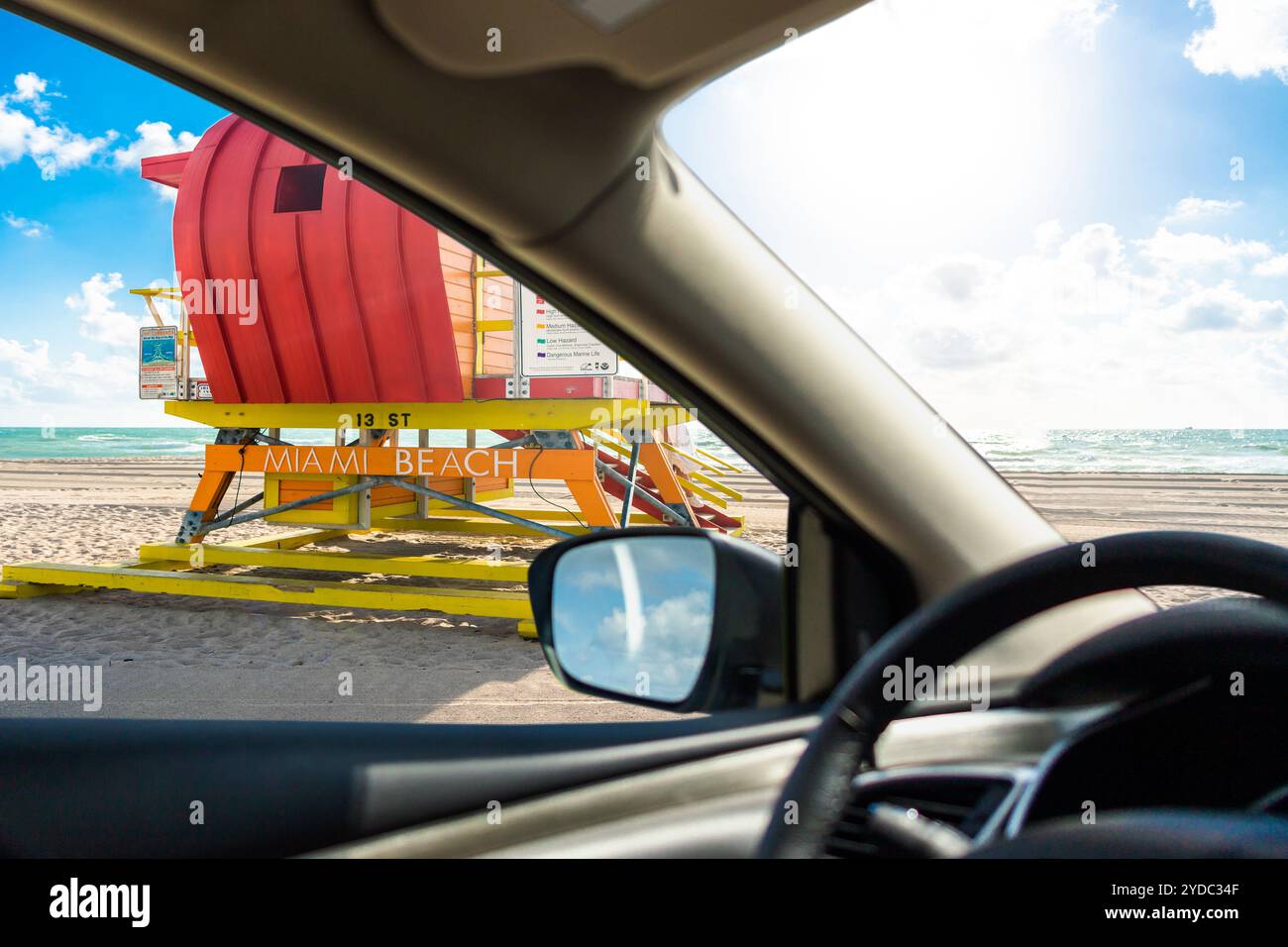 Rettungsschwimmerstation in miami Beach, florida, amerika, usa bei Sonnenuntergang, Blick aus dem Auto, Fahren am Strand Stockfoto