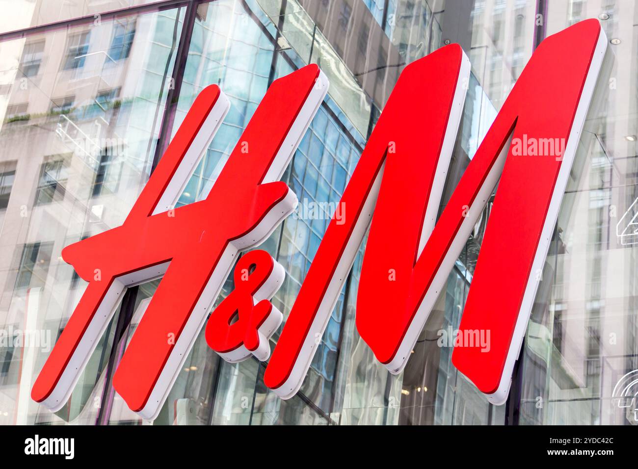 NEW YORK – CA. MÄRZ 2016: Nahaufnahme des H- und M-Logos. H and M Hennes and Mauritz ab ist ein schwedischer multinationaler Einzelhandelskonzern Stockfoto