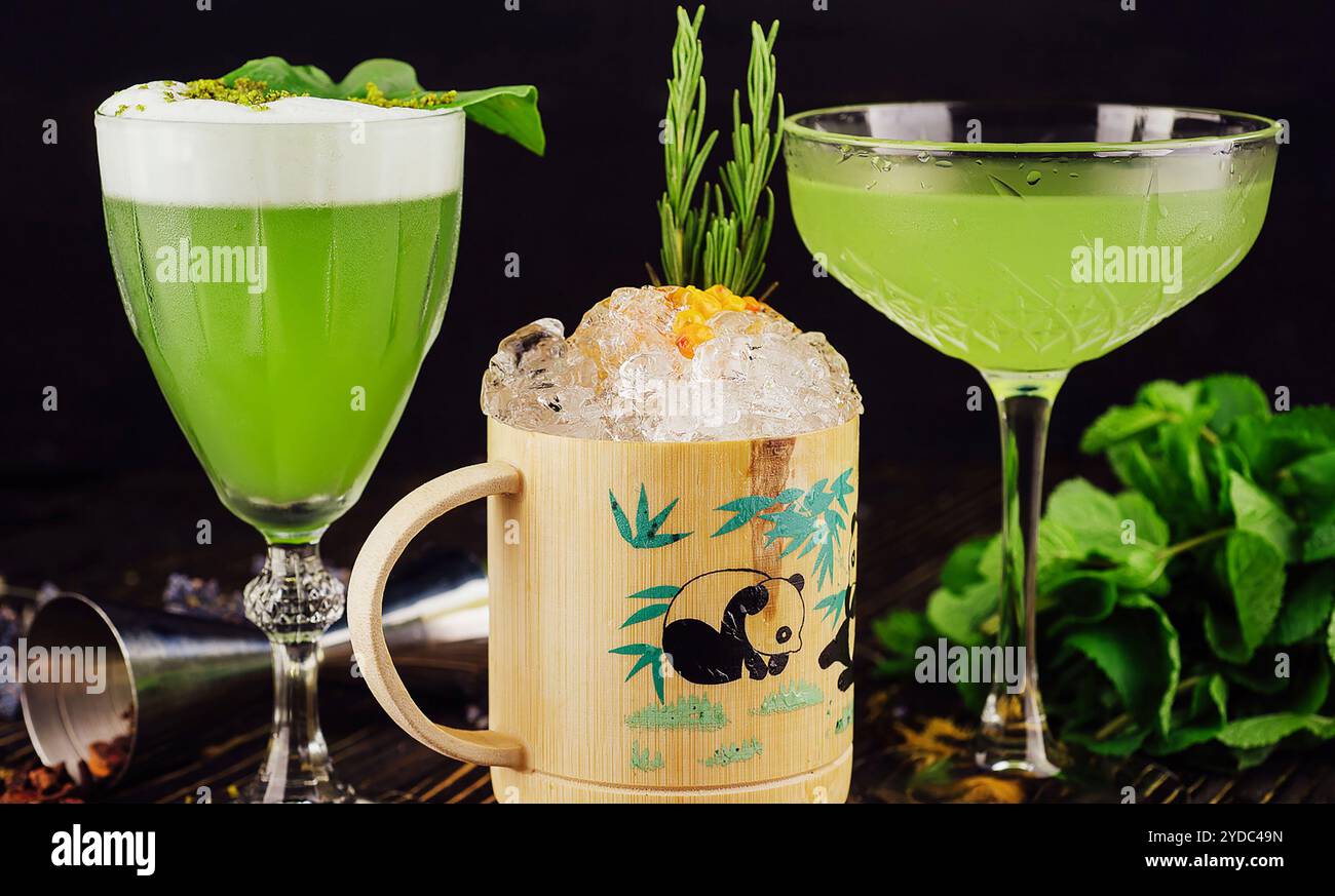 Frische grüne Basilikumcocktails im Glas Stockfoto