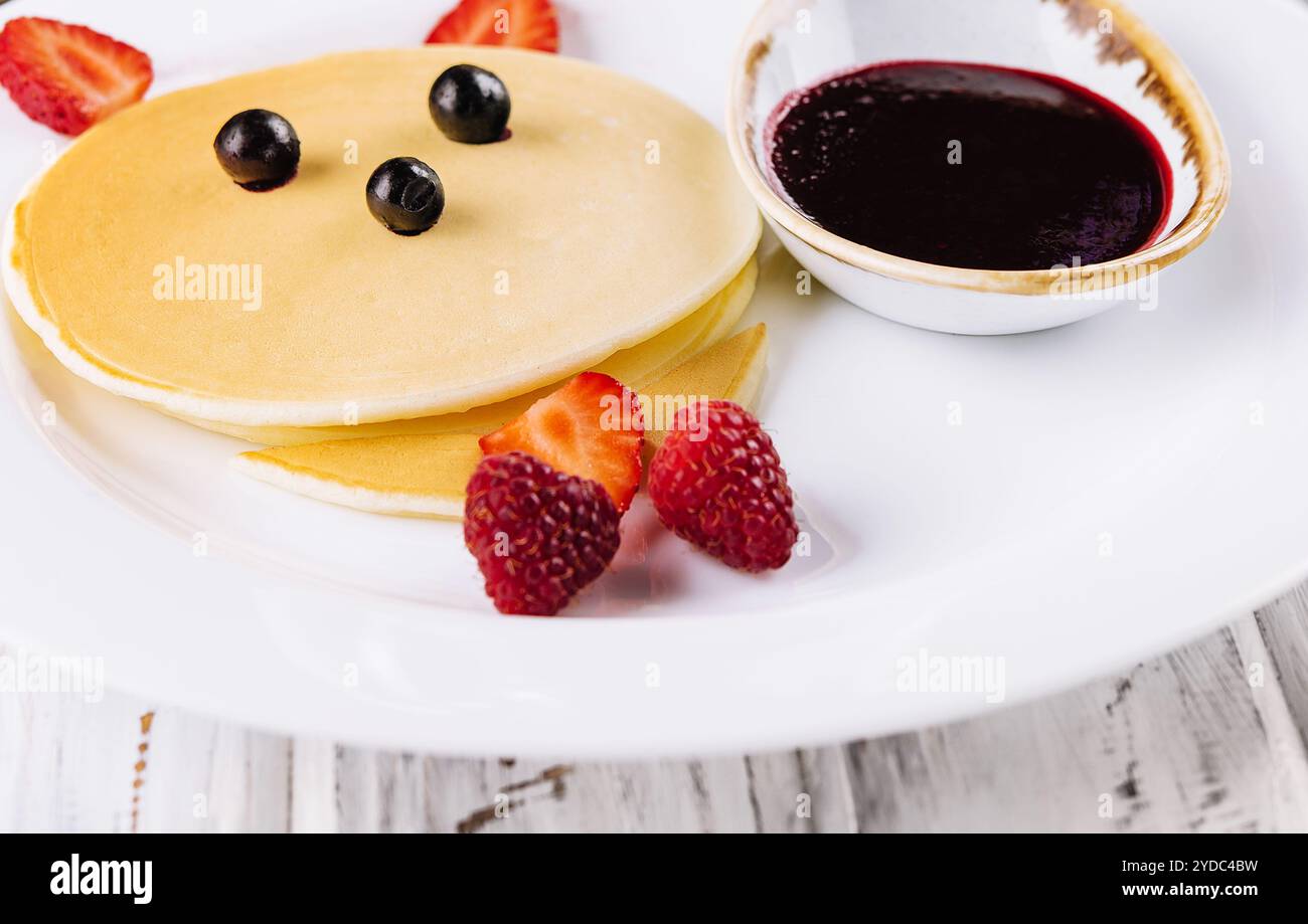 Baby-Katzenpfannkuchen auf einem weißen Teller Stockfoto
