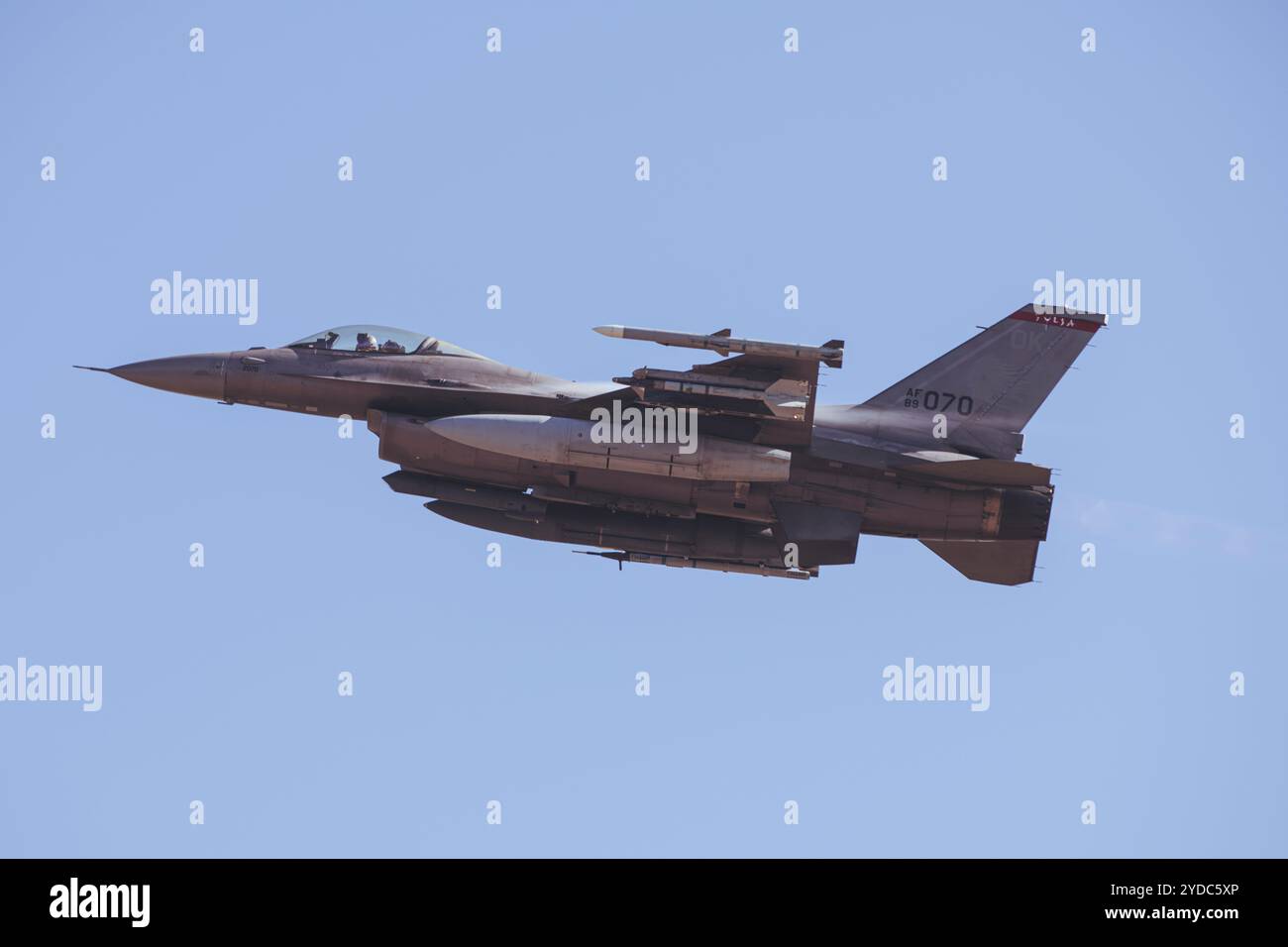 Ein F-16C Fighting Falcon der US Air Force vom 138th Fighter Wing, Tulsa Air National Guard Base, Oklahoma, startet zu einem Trainingsflug während CH Stockfoto
