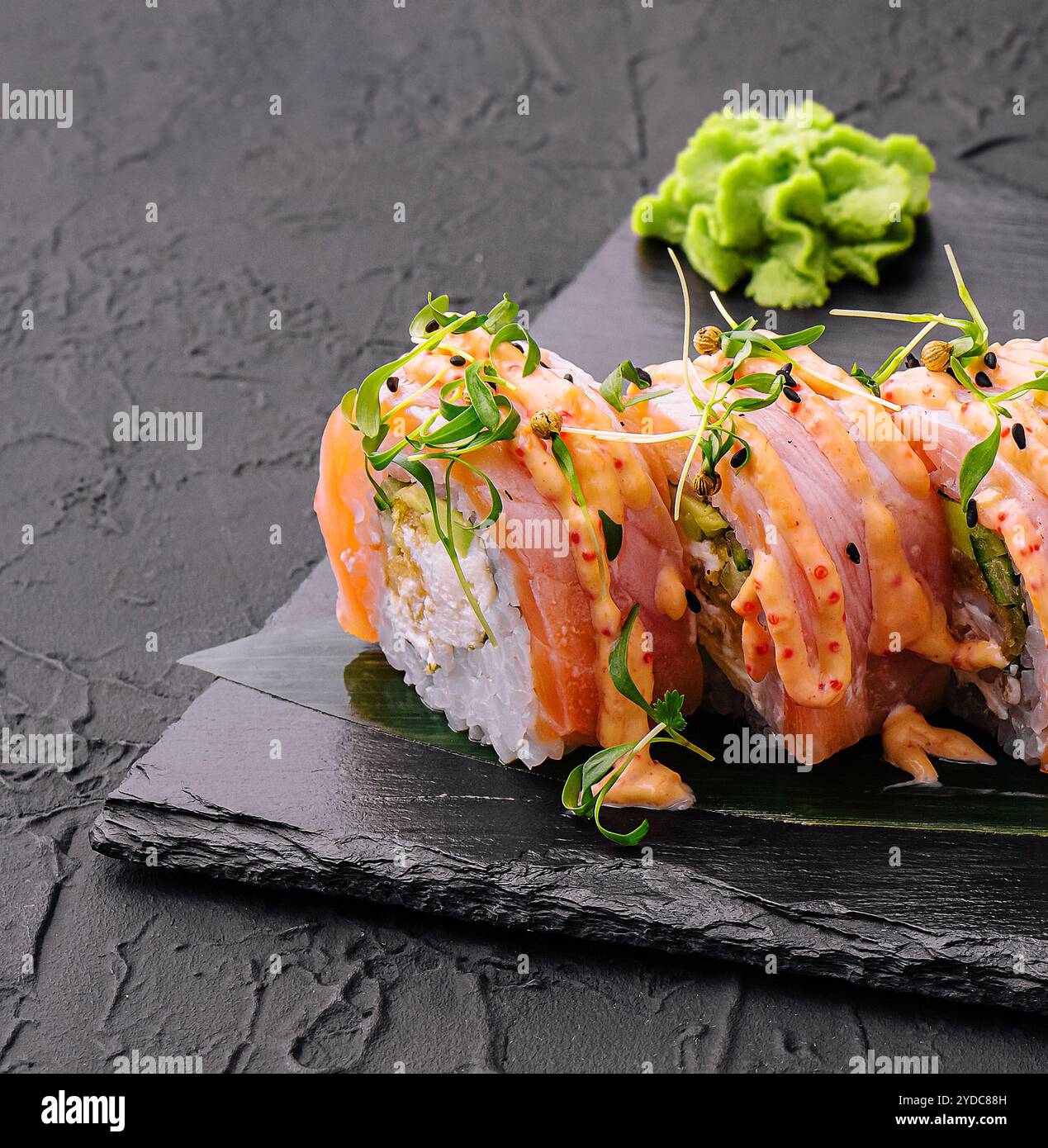 Thunfisch-Sushi-Rolle auf schwarzem Brett Stockfoto