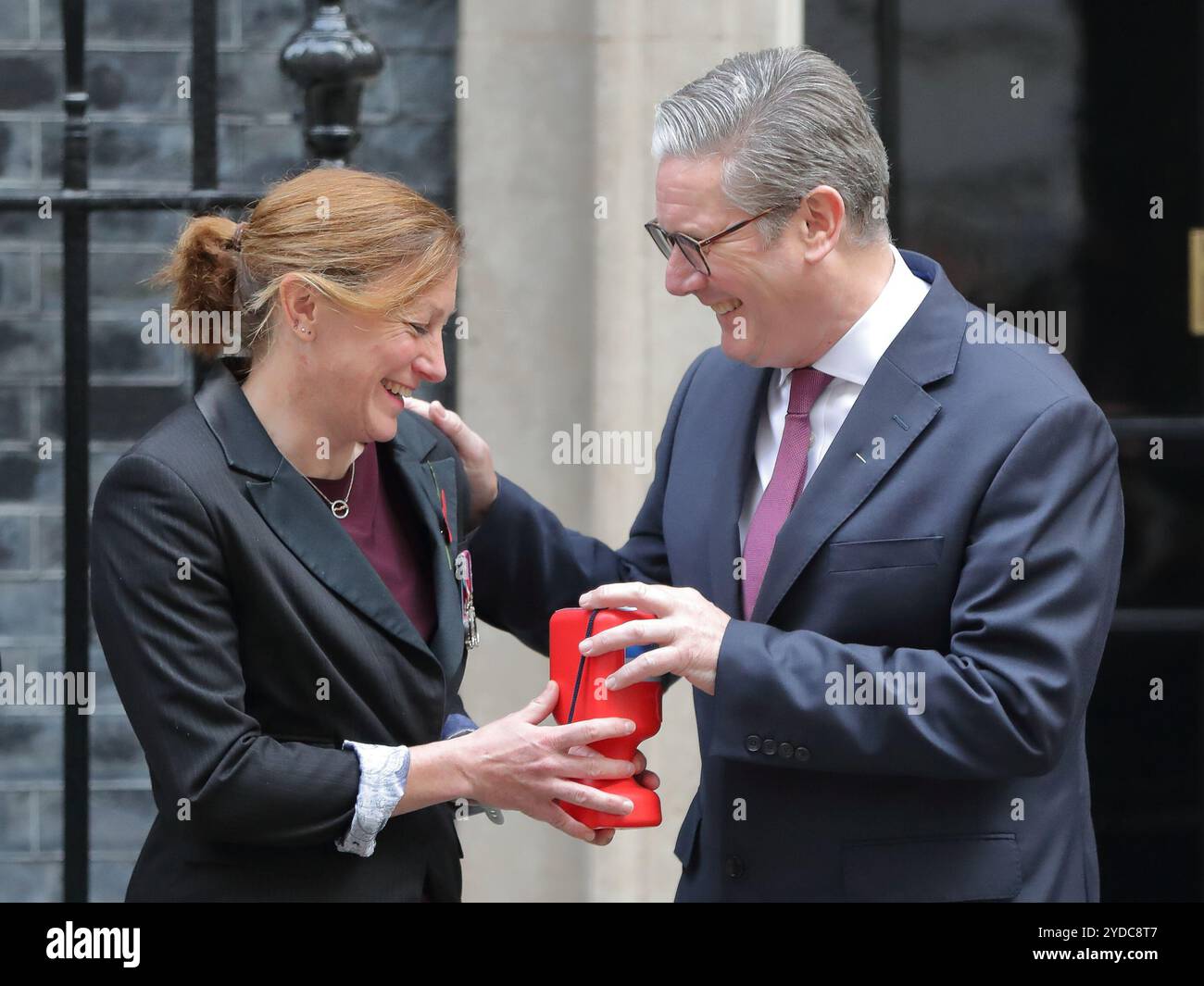 London, Vereinigtes Königreich, 22. Oktober 2024. Der britische Premierminister Keir Starmer trifft sich mit Spendenaktionen der Royal British Legion und nimmt an der Veröffentlichung des Poppy Appells in der Downing Street 10 in London Teil. Starmer kauft einen Mohn vor der ikonischen Tür Nummer 10. Stockfoto