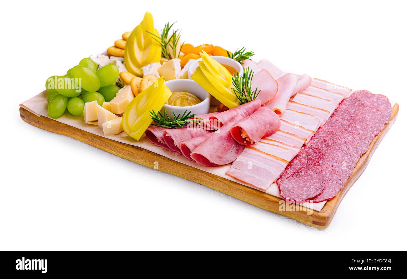 Verschiedene Wurstscheiben mit Käse und Trauben - Weinvorspeise Stockfoto