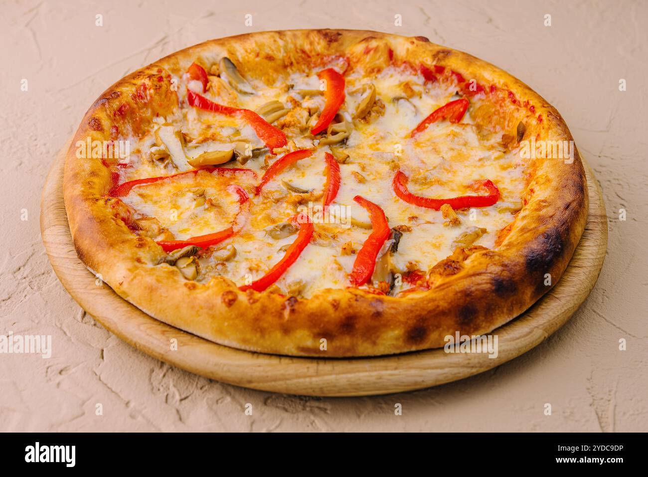 Leckere Pizza mit Huhn, Pfeffer und Pilzen Stockfoto