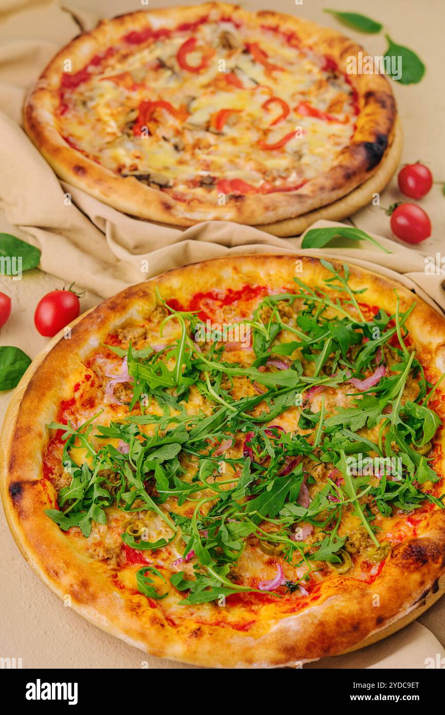 Pizza mit Rucola und Pizza mit Käse und Pfeffer Stockfoto