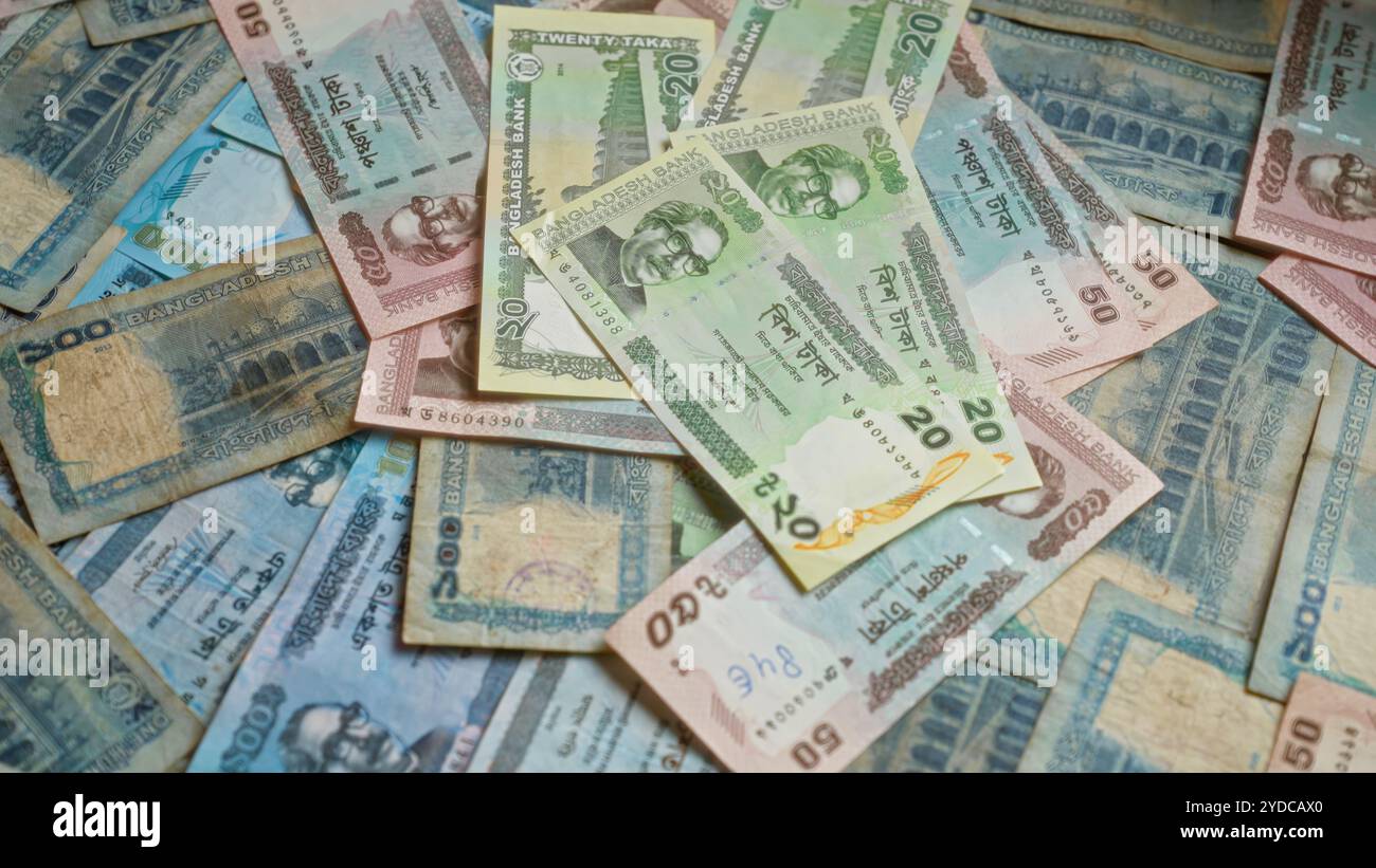 Bangladeschische Banknoten zeigen verschiedene Stückelungen von Taka und heben die in bangladesch verwendete Währung mit komplizierten Designs und Farben hervor Stockfoto