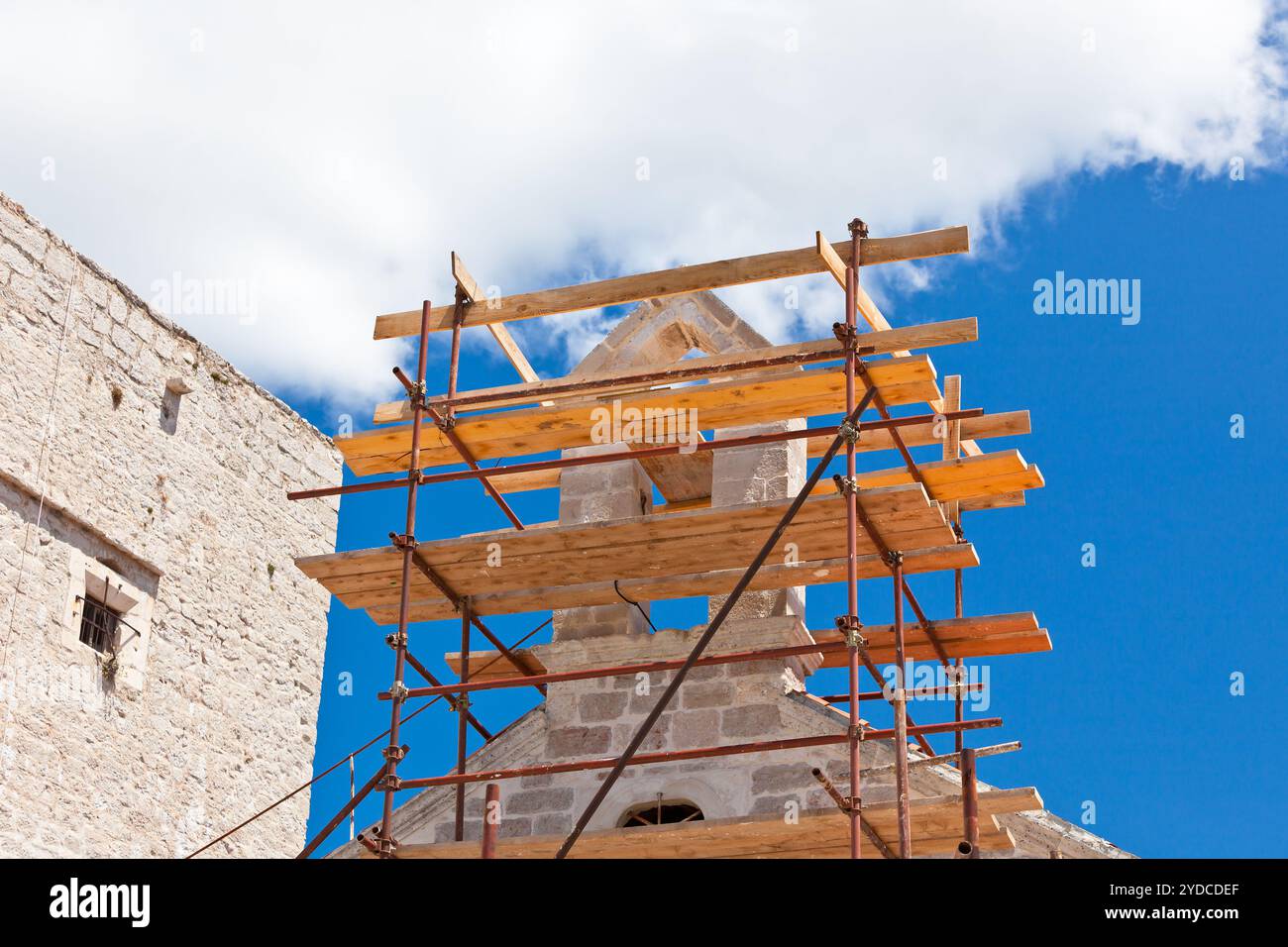 Baugerüst Für Die Kirchenrestaurierung Stockfoto