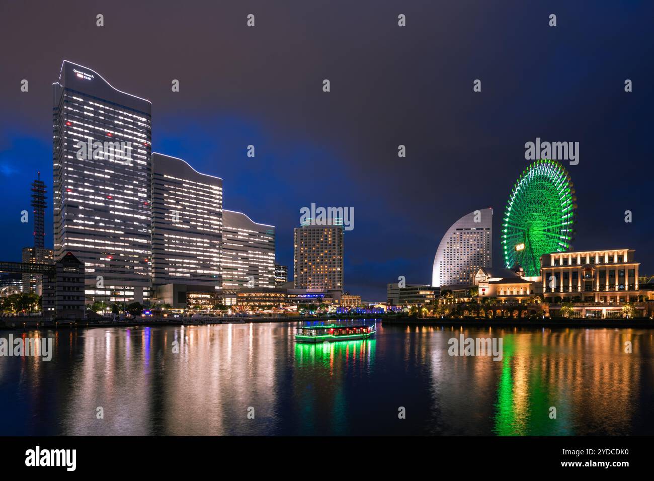 Dies ist ein Nachtblick auf Minato Mirai 21, ein berühmtes zentrales Geschäftsviertel mit vielen modernen Wolkenkratzern am 14. Juni 2023 in Yokohama, Japan Stockfoto