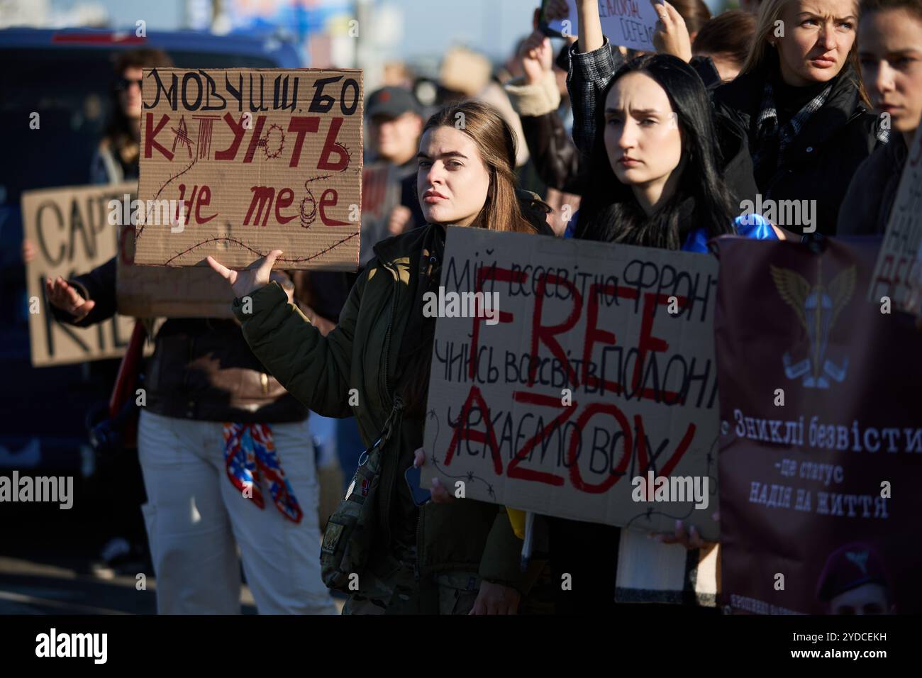 Massive öffentliche Demonstration in Ukriane. Die Menschen protestieren gegen russische Gefangenschaft und Folter und fordern sofortigen Austausch von Gefangenen. Kiew - 20. Oktober 2024 Stockfoto