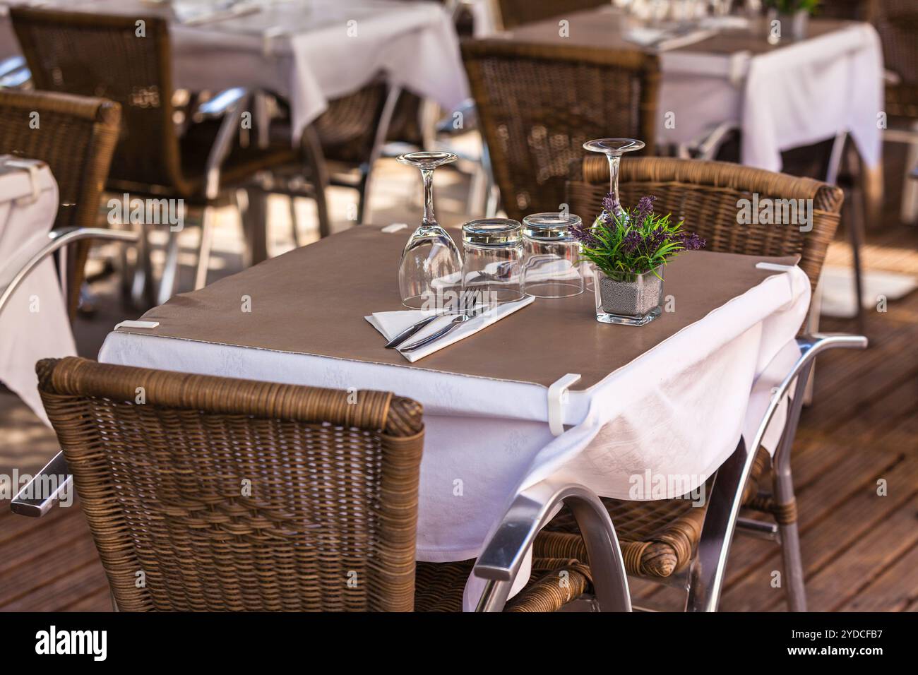 Gemütliche Restauranttische bereit für Service Stockfoto