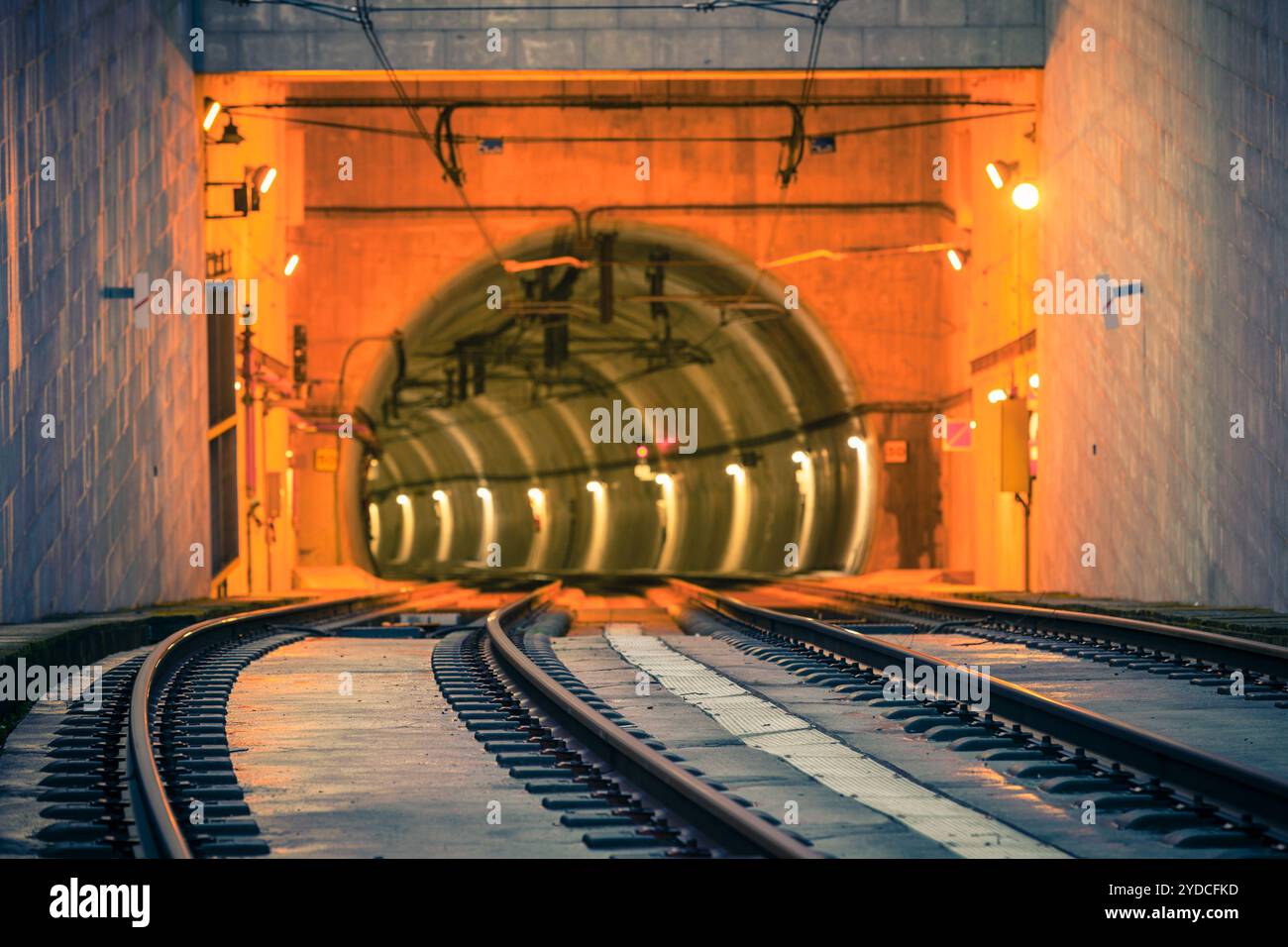 Eingang des U-Bahn-Tunnels auf der Brücke des Dom Luiz in Porto Stockfoto